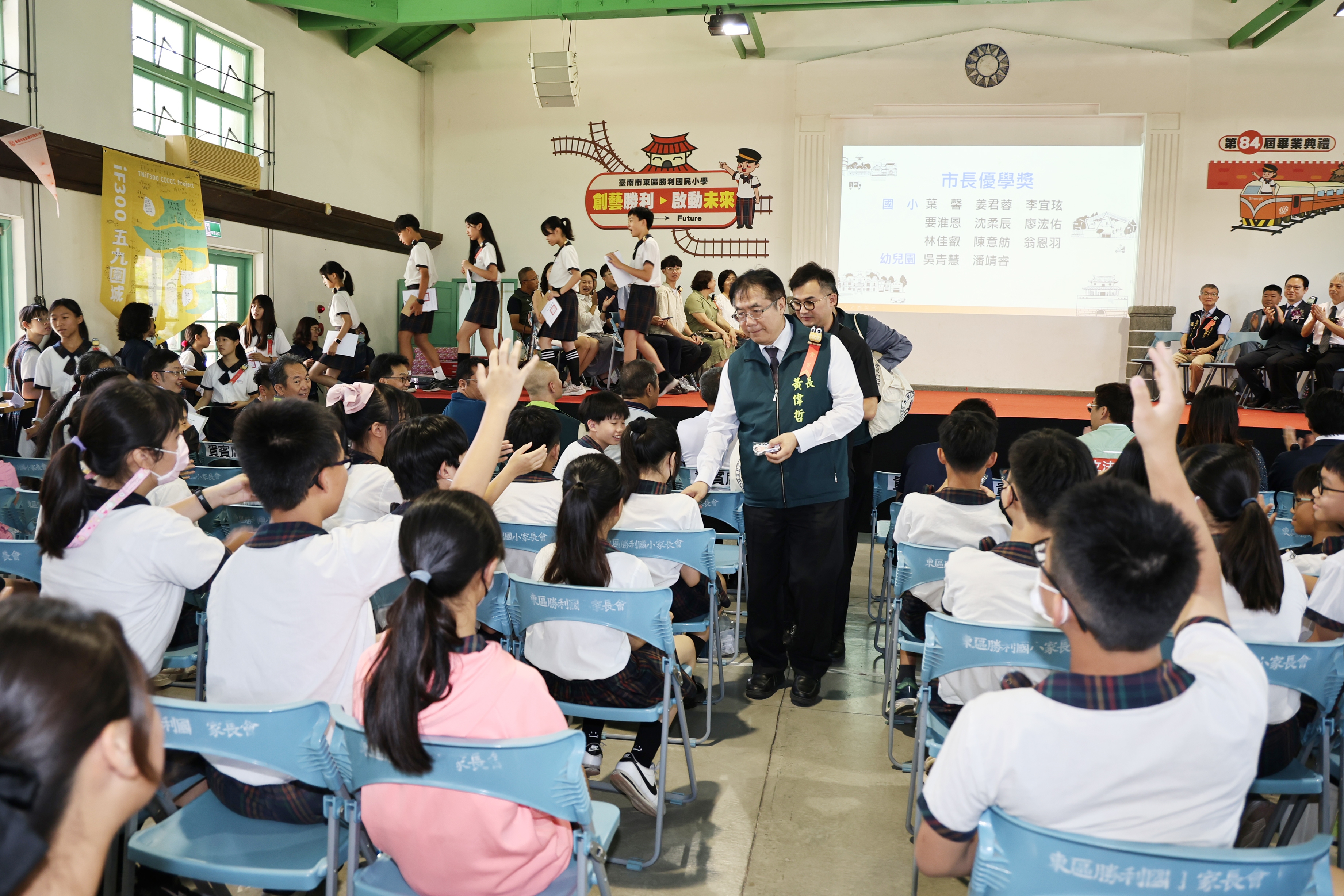 台南市長黃偉哲近日出席國中小畢業典禮，作風親民與學生互動熱絡。（翻攝畫面）