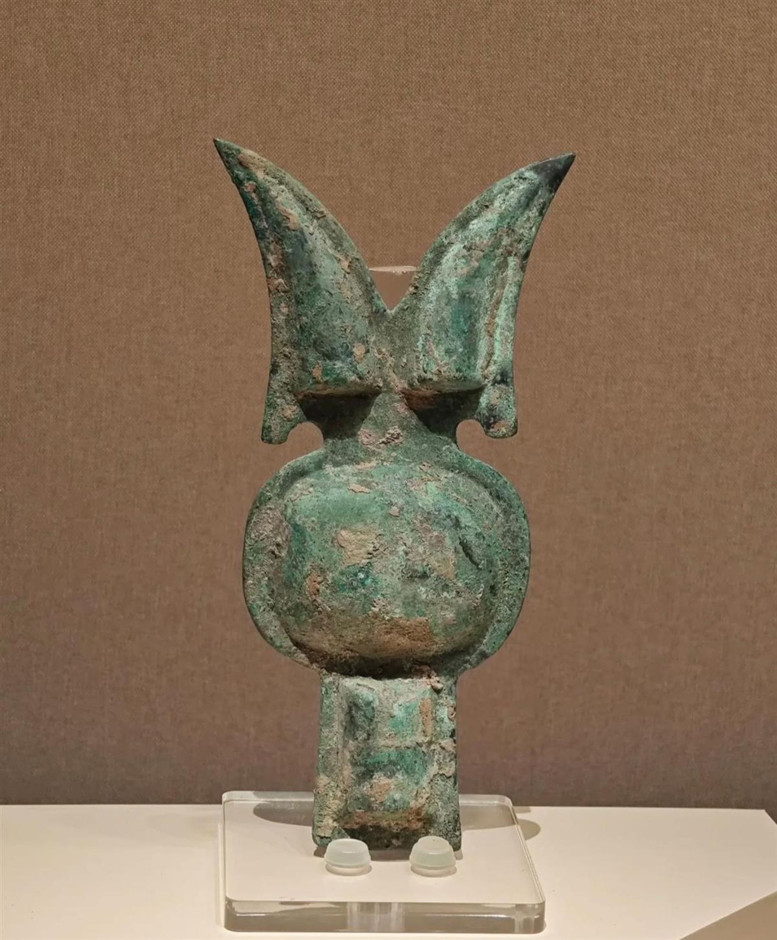 中國洛陽博物館內展出的「銅當盧」，高聳耳朵與臉型激似Labubu，被網友戲稱「祖宗現身」。（翻攝自極目新聞）