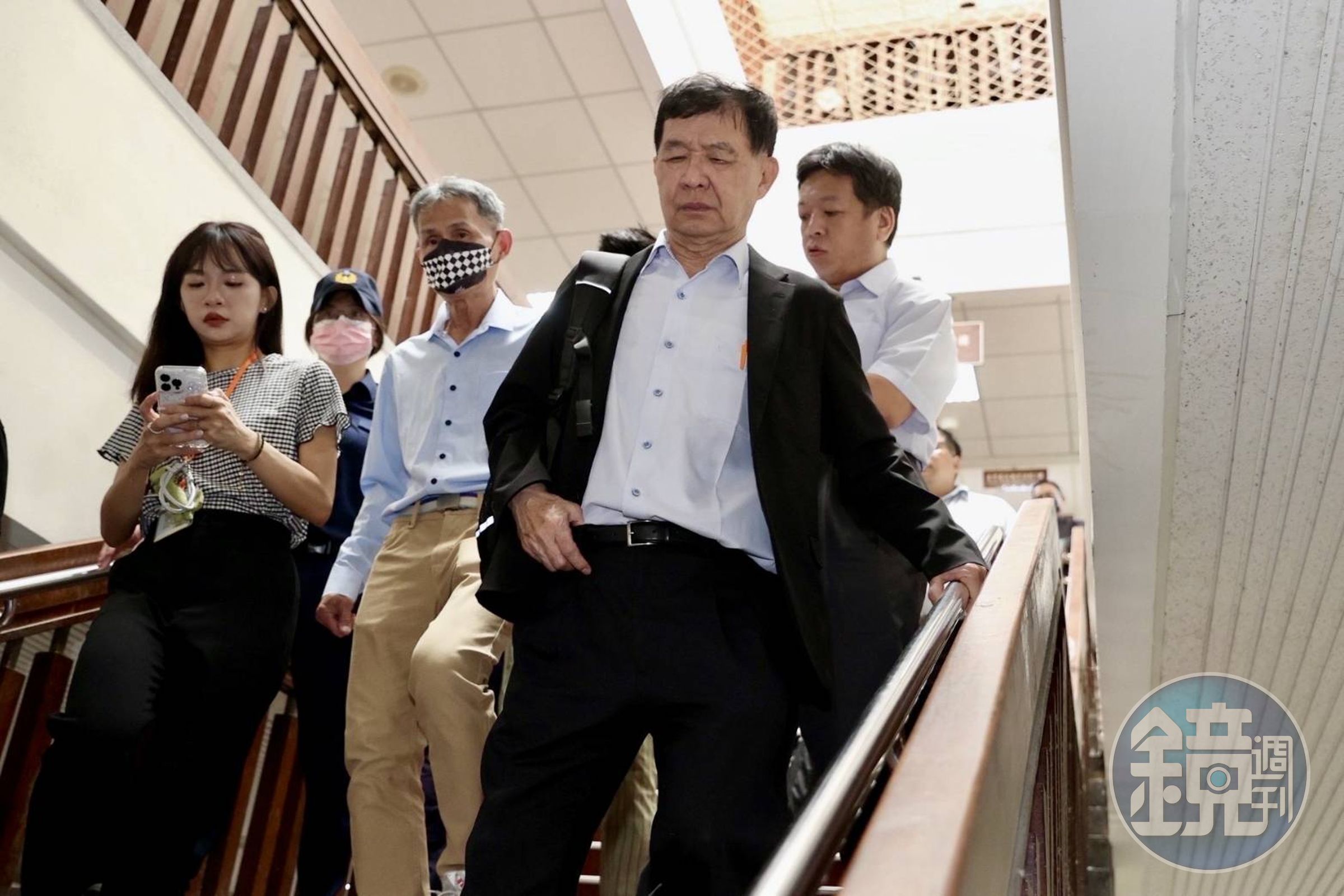 上月1日開庭前,彭振聲得知妻子輕生的噩耗,向法院請假返回高雄。(鏡報林煒凱攝)