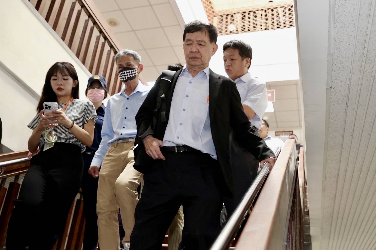 上月1日開庭前，彭振聲得知妻子輕生的噩耗，向法院請假返回高雄。（鏡報林煒凱攝）