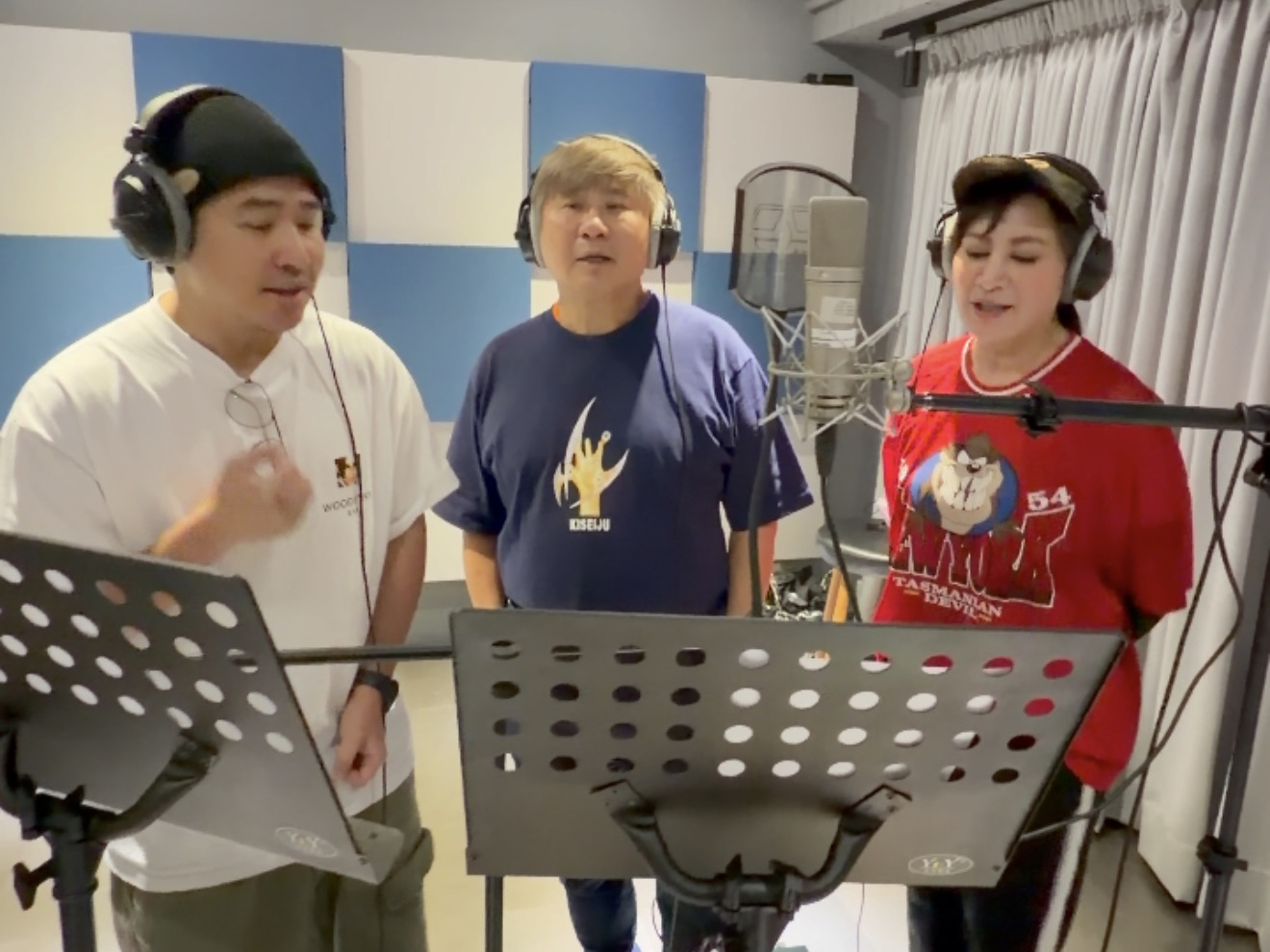 歐弟（左起）、胡瓜、陳亞蘭進棚錄製主題曲。（華視提供）
