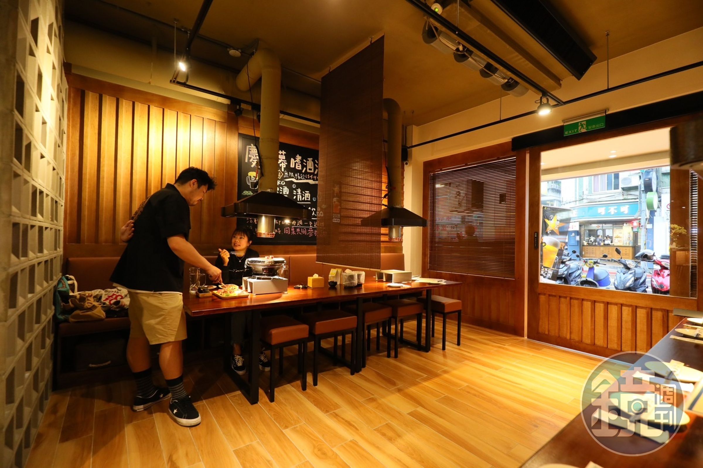 「久碳吉」燒肉店裝潢感偏向居酒屋,氣氛輕鬆愜意,適合下班來喝酒吃肉。