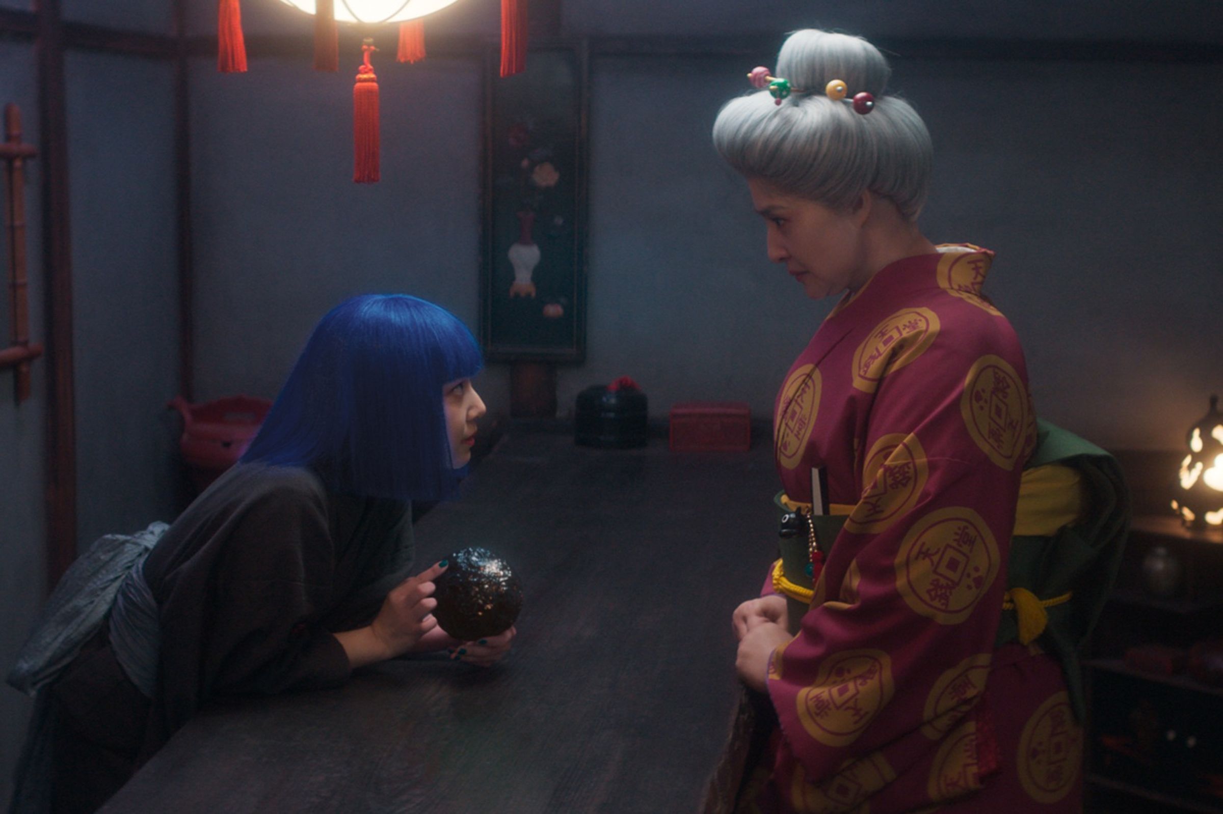 上白石萌音（左）此次在《電影版 神奇柑仔店 錢天堂》首度挑戰惡角，與天海祐希（右）有對手戲。（車庫娛樂提供）