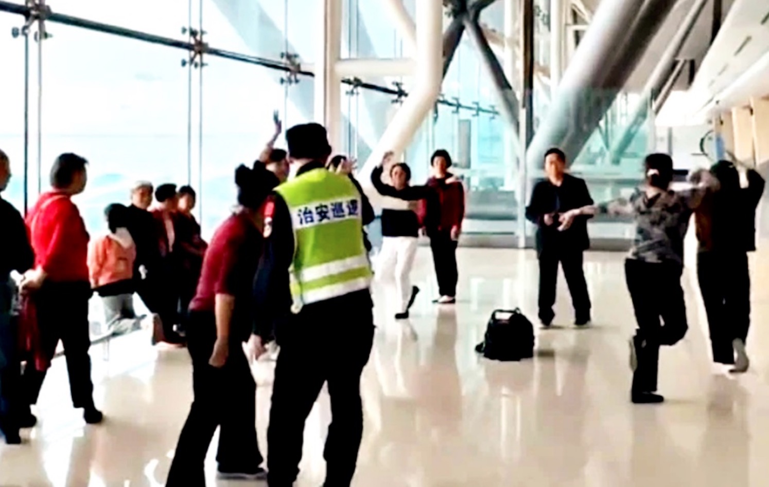 【誇張片】厲害了中國大媽！登機口「嗨跳廣場舞」航警勸阻無效　民眾超傻眼！