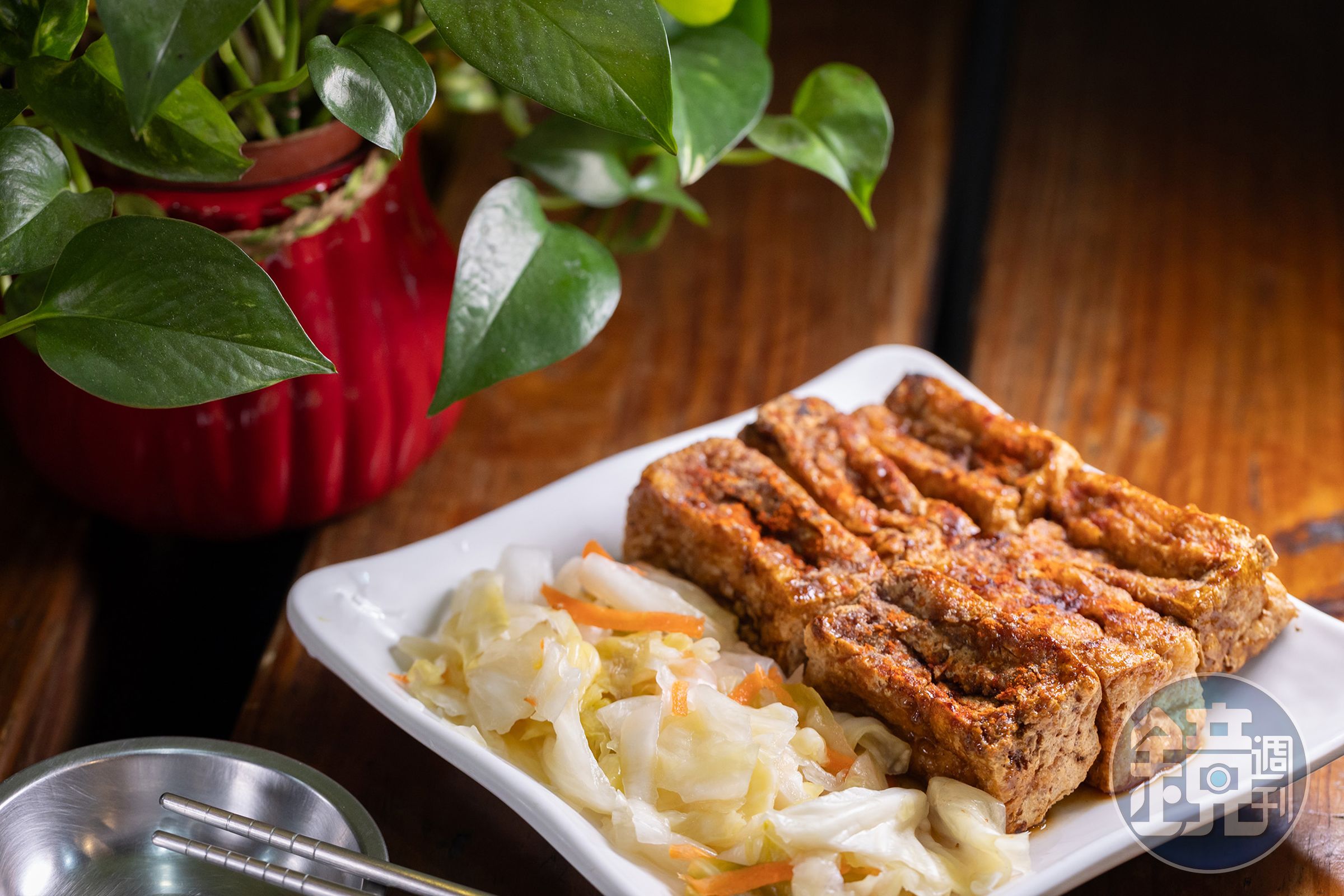 老店家的「炭烤臭豆腐」先炸後烤，能嘗到臭豆腐炸過的酥脆口感與木炭烤過的炭香。（80元／大份）