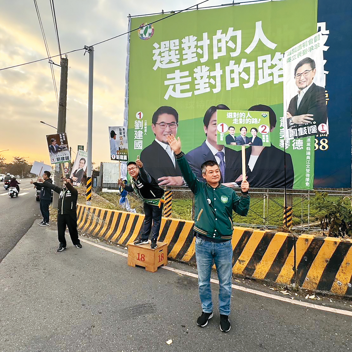 許智全(右)擔任里長至今20年,經常為民進黨輔選。(翻攝自士林.北投智工團 許智全粉絲團)