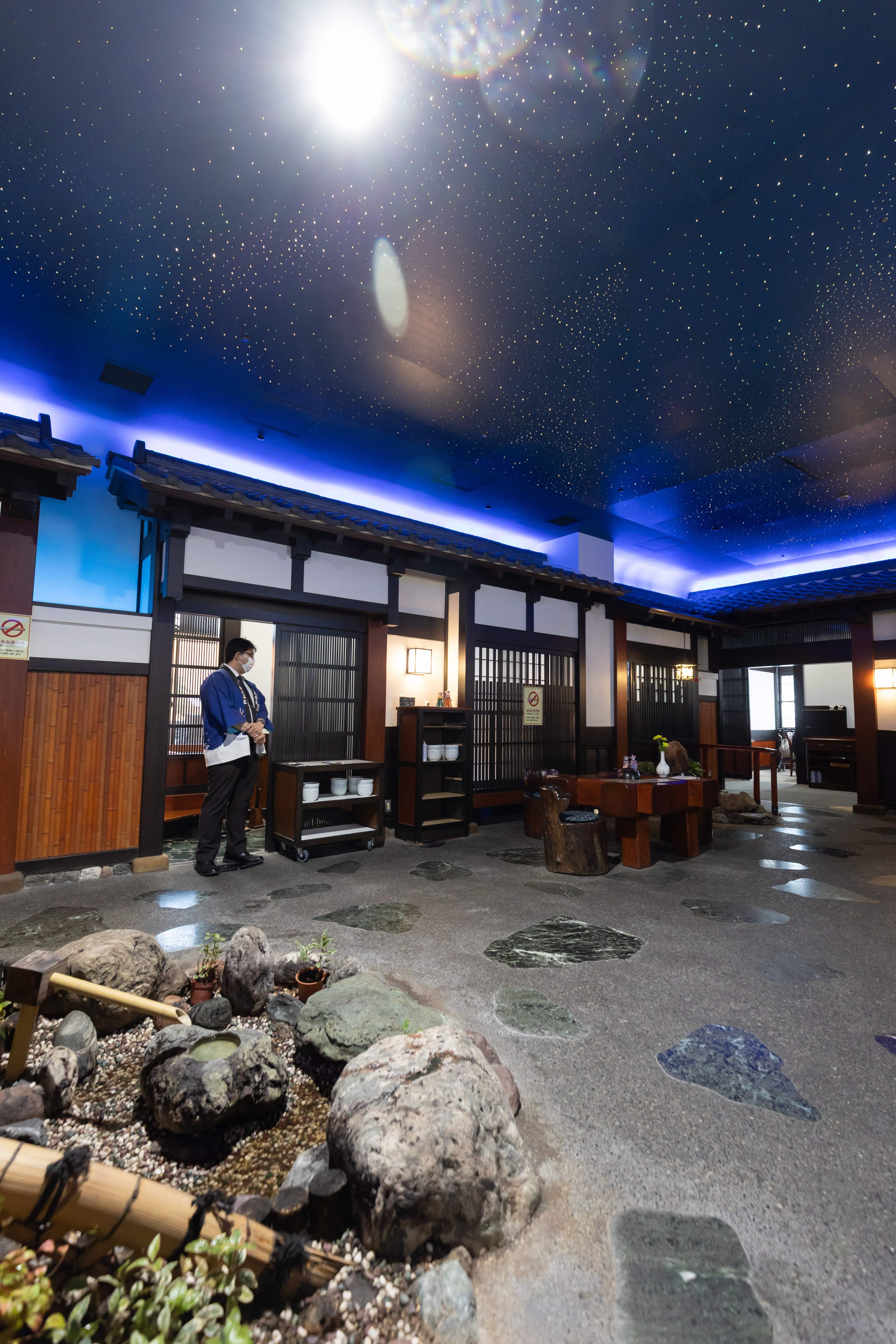 7層樓高的榮中央店，以典雅的和風空間迎賓，充滿昭和懷舊氛圍。