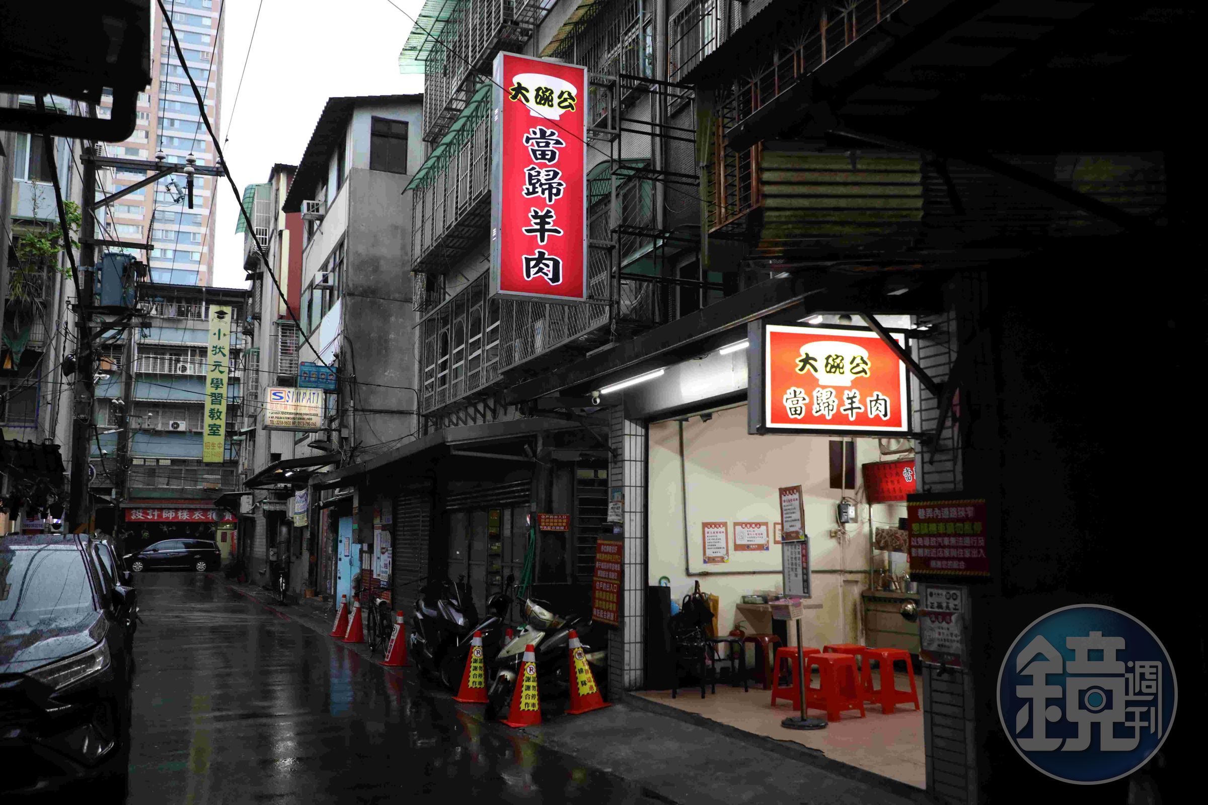 「大碗公當歸羊肉」主打「藥膳羊肉湯＋黑金滷肉飯」，即使在夏天午後，只要店家開門，很快就坐滿客人。