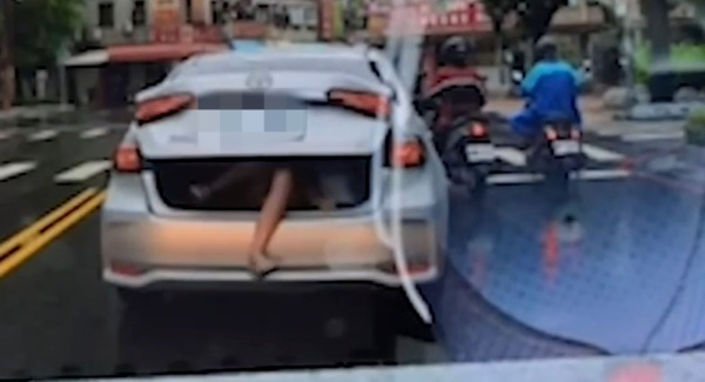 一名駕駛行徑三民區六合路、河北路口時,竟直擊一名穿著背心、真理褲的女子,突從前方轎車後車廂鑽下車。(翻攝自WoWtchout地圖型行車影像分享平台)