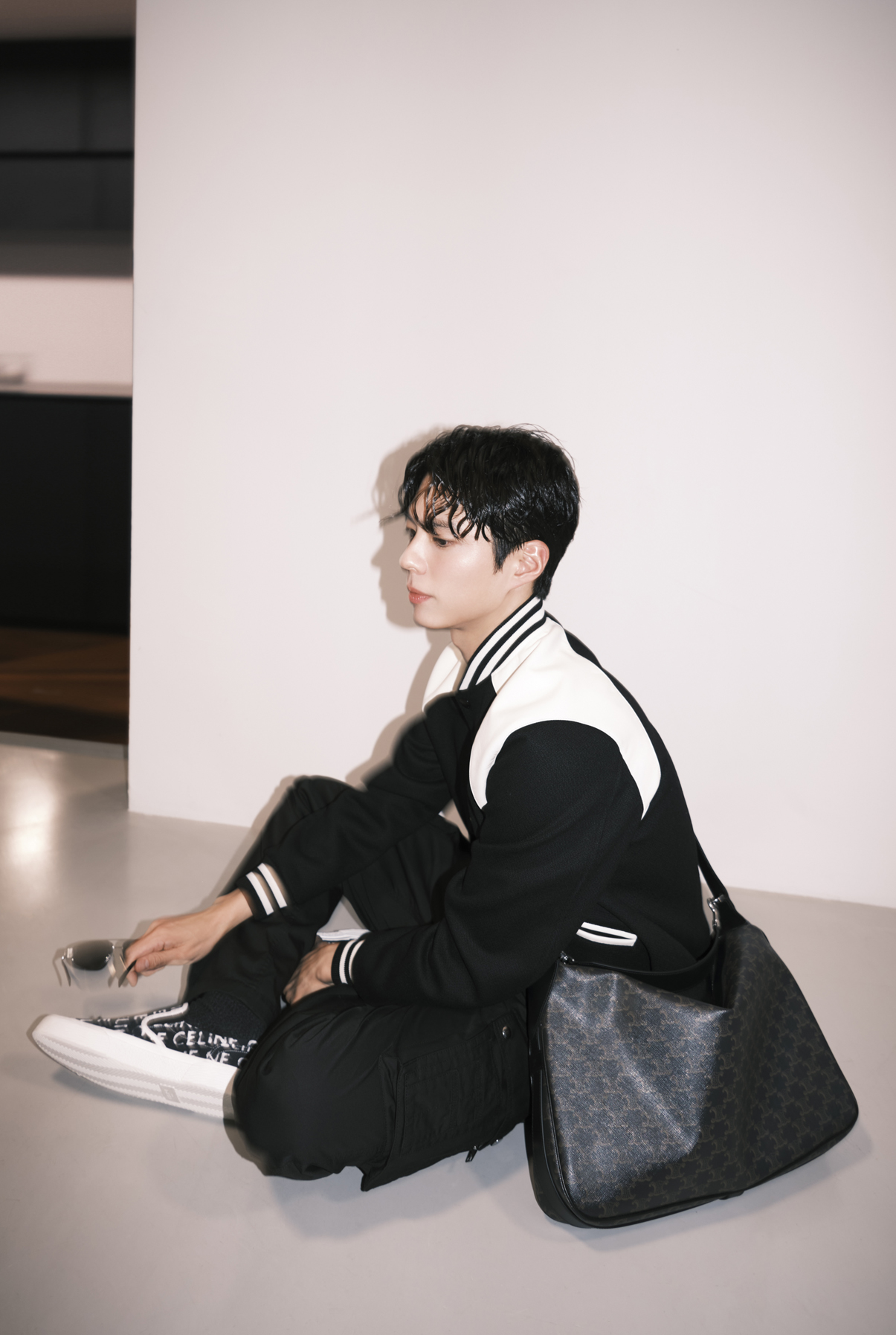 CELINE全球品牌大使朴寶劍的示範有別於一味乖乖牌的瀟灑叛逆。(CELINE HOMME提供)