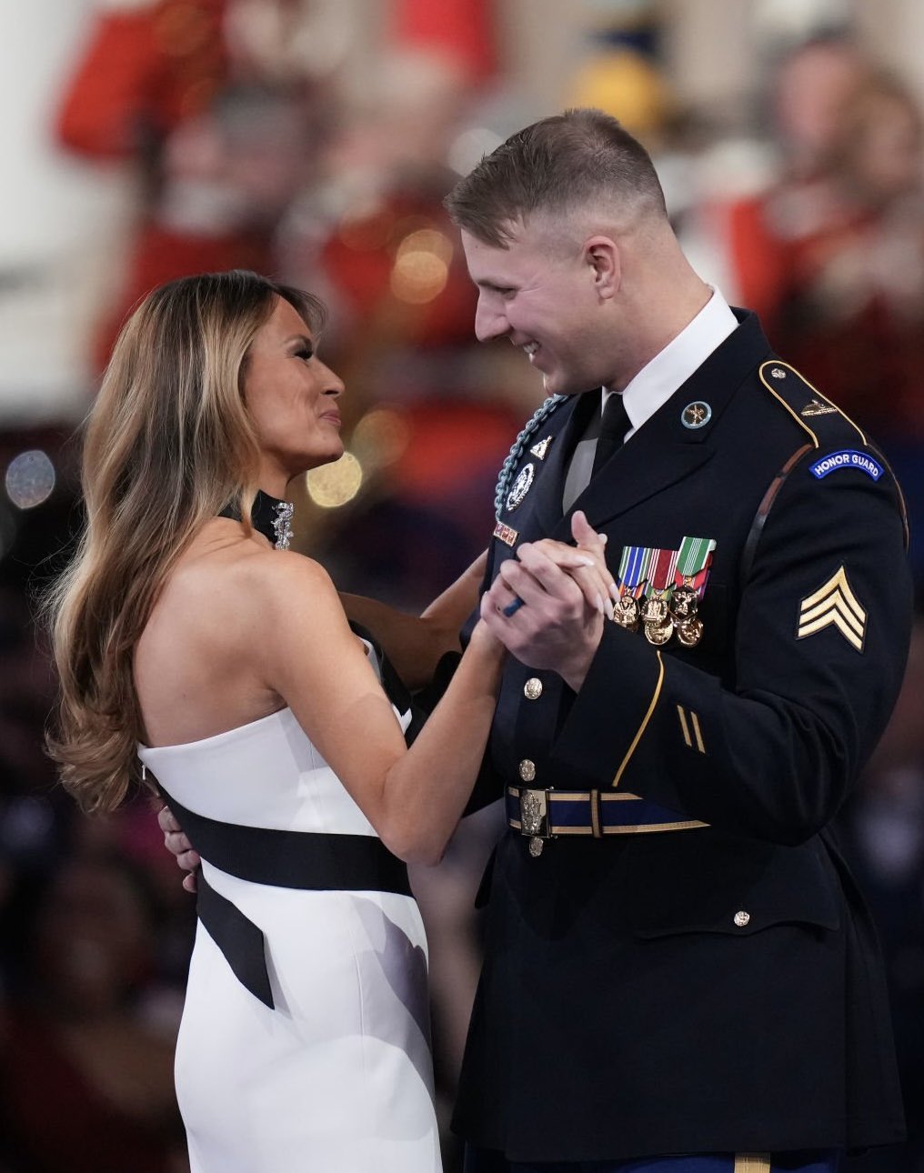 梅蘭妮亞和現役軍人跳舞。（翻攝X@MELANIAJTRUMP ）