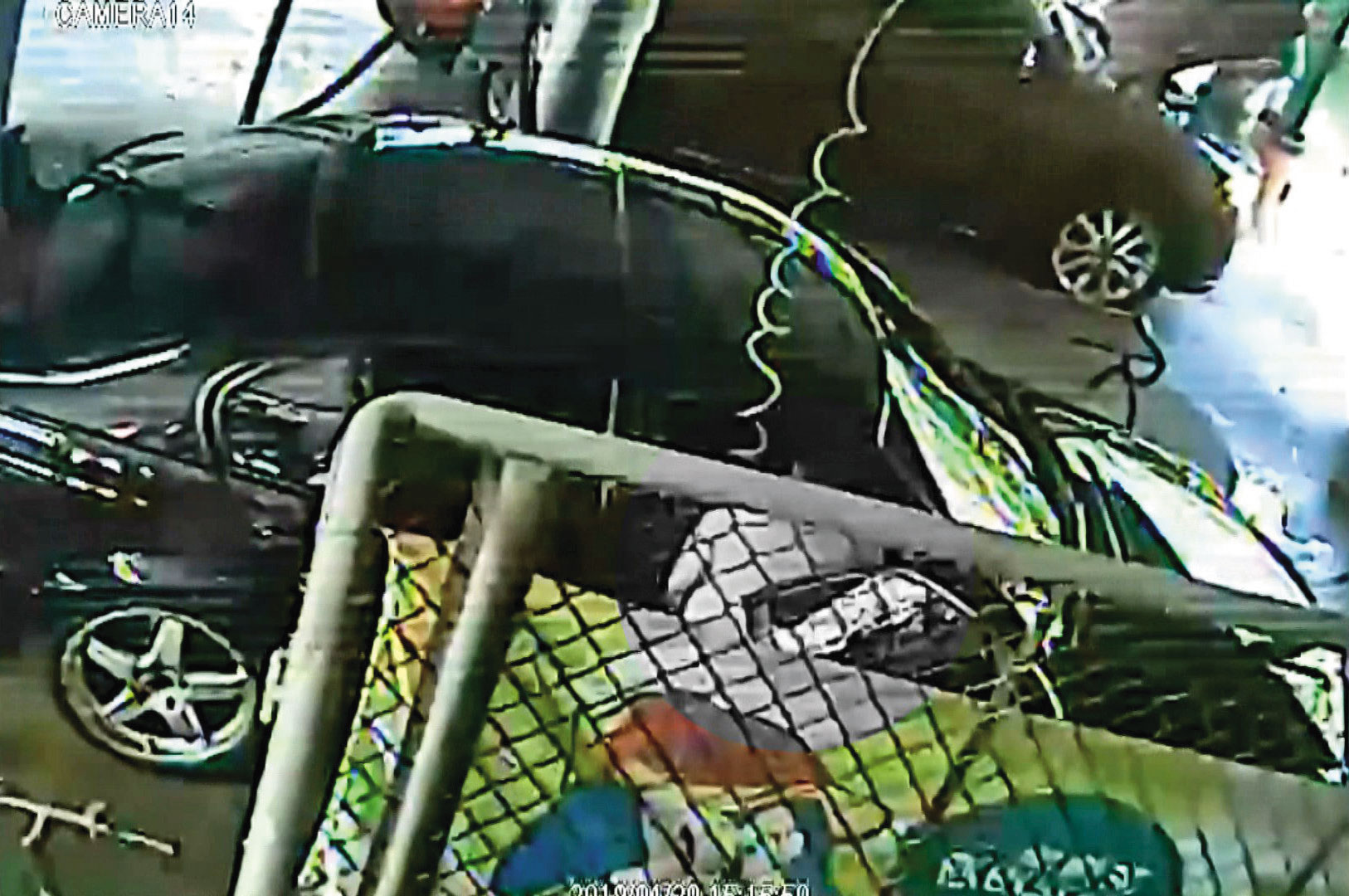 因為圍欄阻擋，監視器並未拍下鄺男犯案的細節。（翻攝畫面）