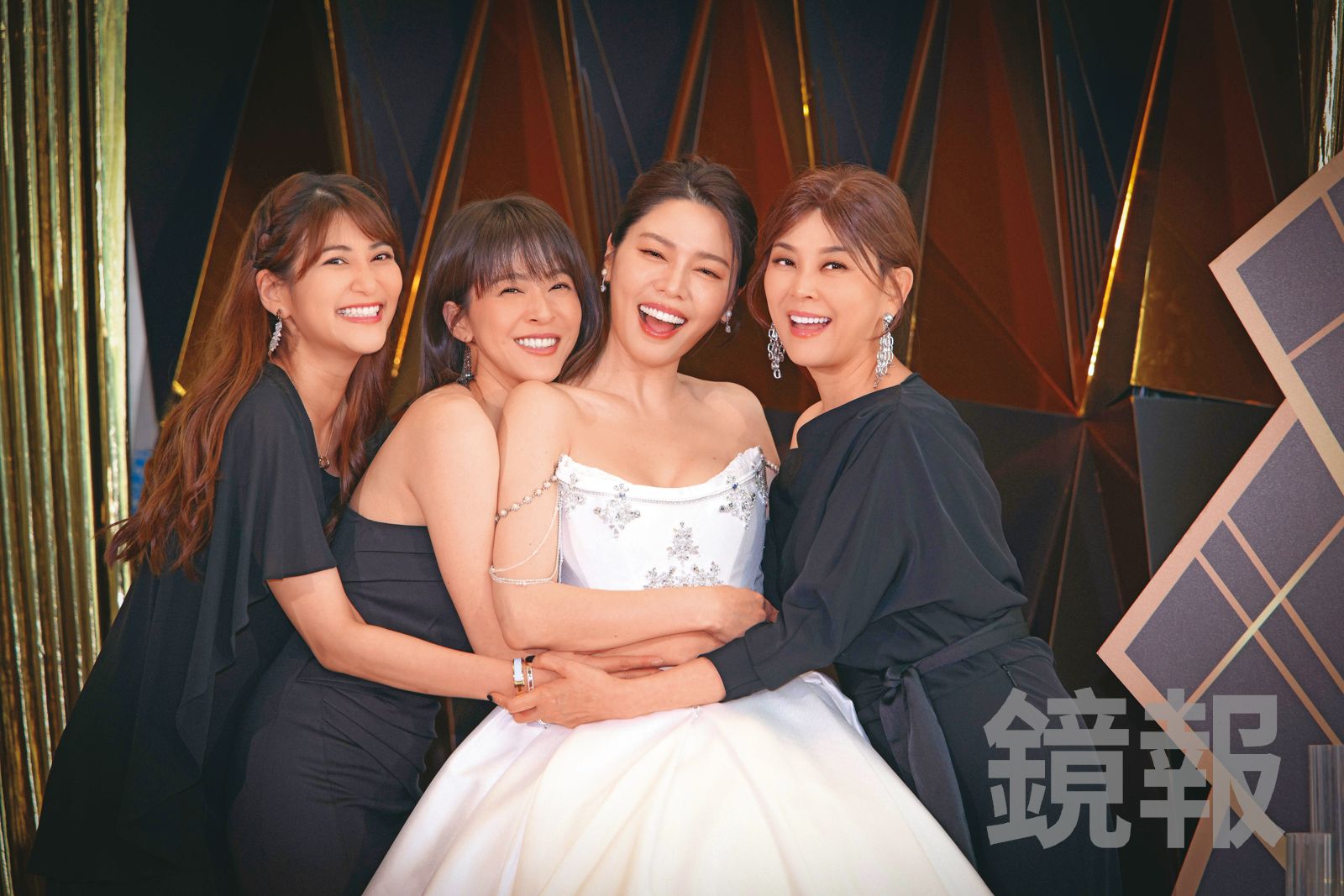 蘇晏霈(左2)和方馨(右1)、樓心潼(左1)在好友白家綺(右2)的婚禮上開心相聚。(鏡報提供)