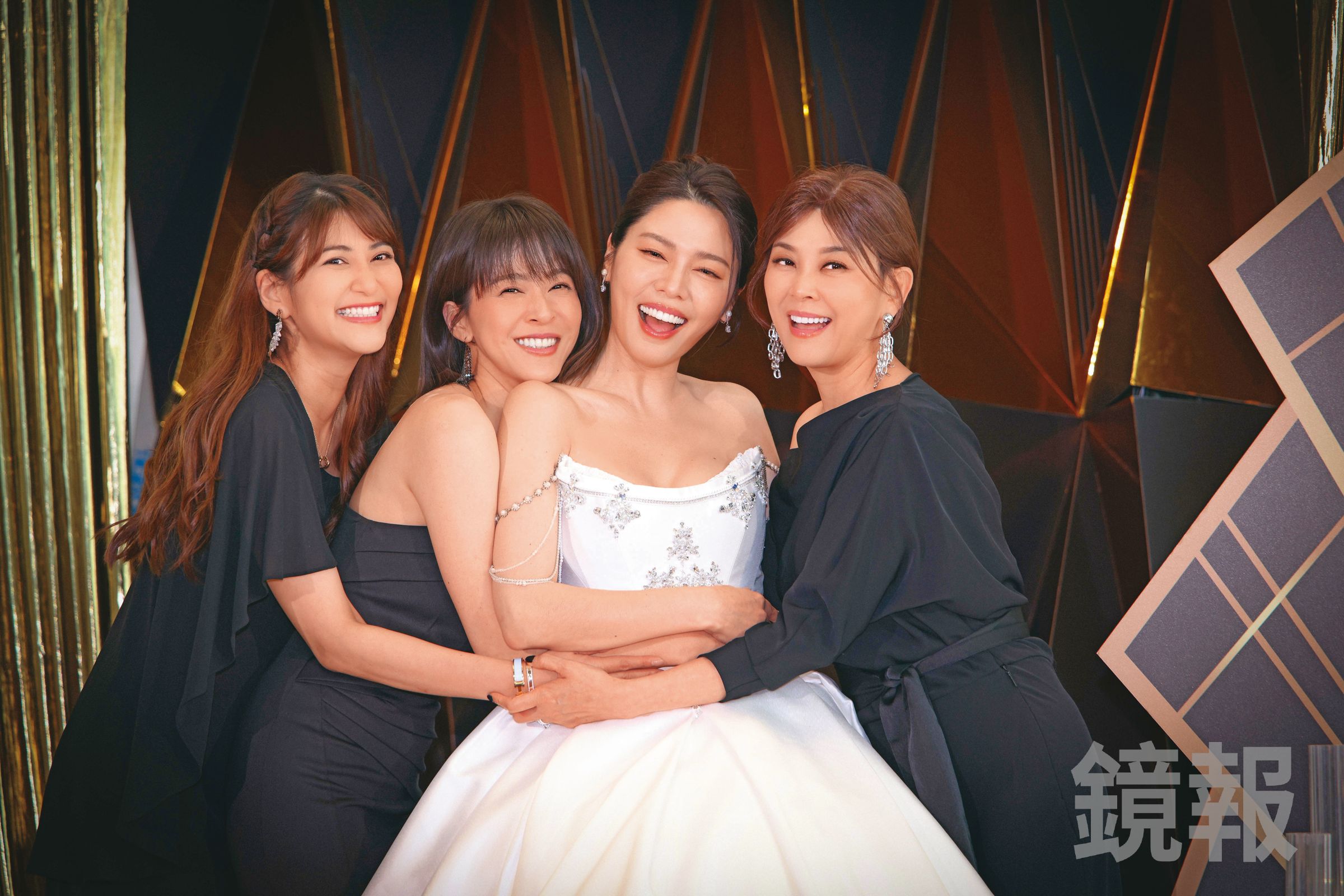 蘇晏霈(左2)和方馨(右1)、樓心潼(左1)在好友白家綺(右2)的婚禮上開心相聚。(鏡報提供)