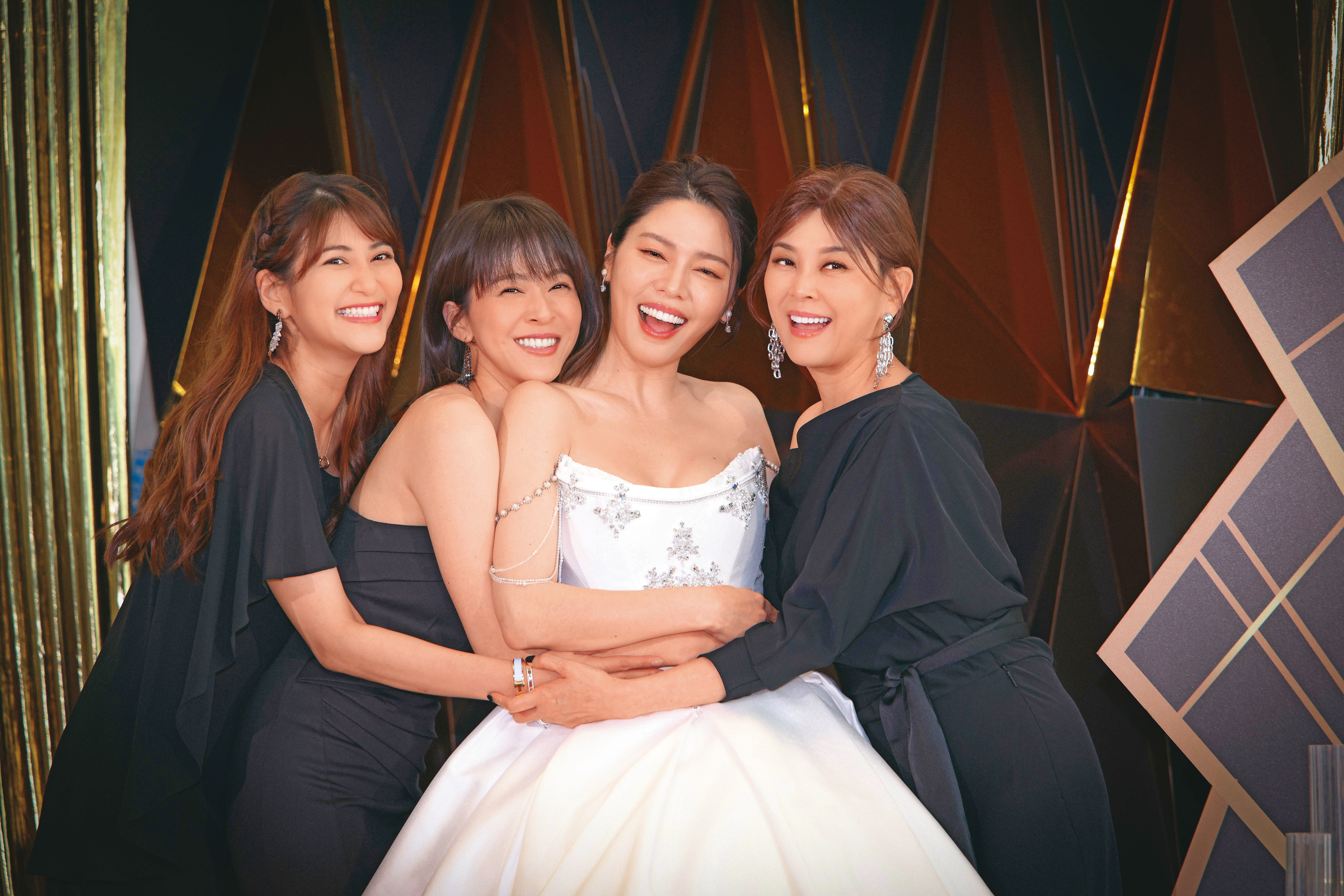 蘇晏霈（左2）和方馨（右1）、樓心潼（左1）在好友白家綺（右2）的婚禮上開心相聚。（鏡報提供）