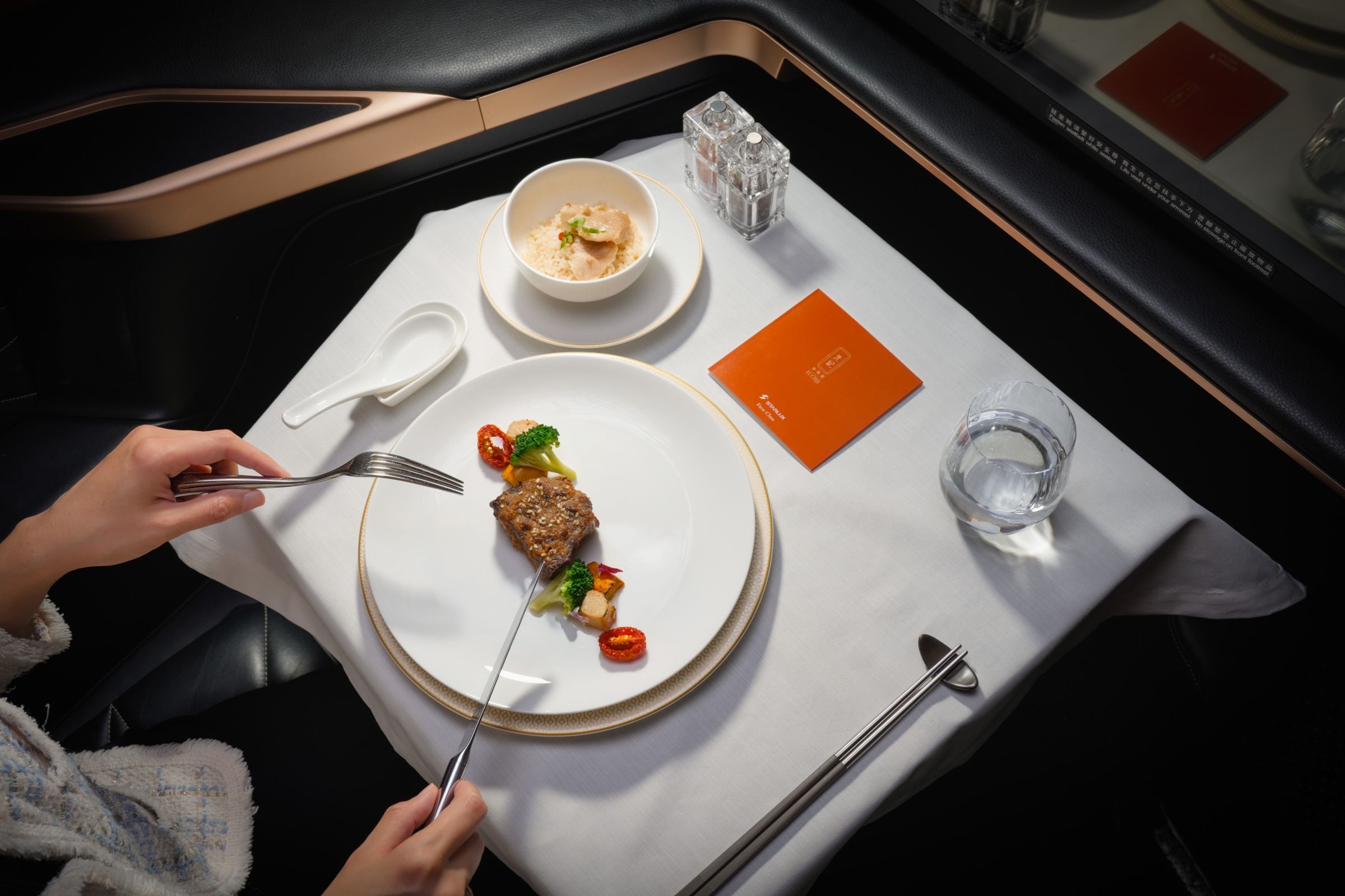 星宇航空持續攜手米其林一星「元紀.台灣菜」,10月1日起在台北出發長程航線換上秋冬新菜單,頭等艙、商務艙都能在高空吃到暖胃台灣味。(星宇航空提供)