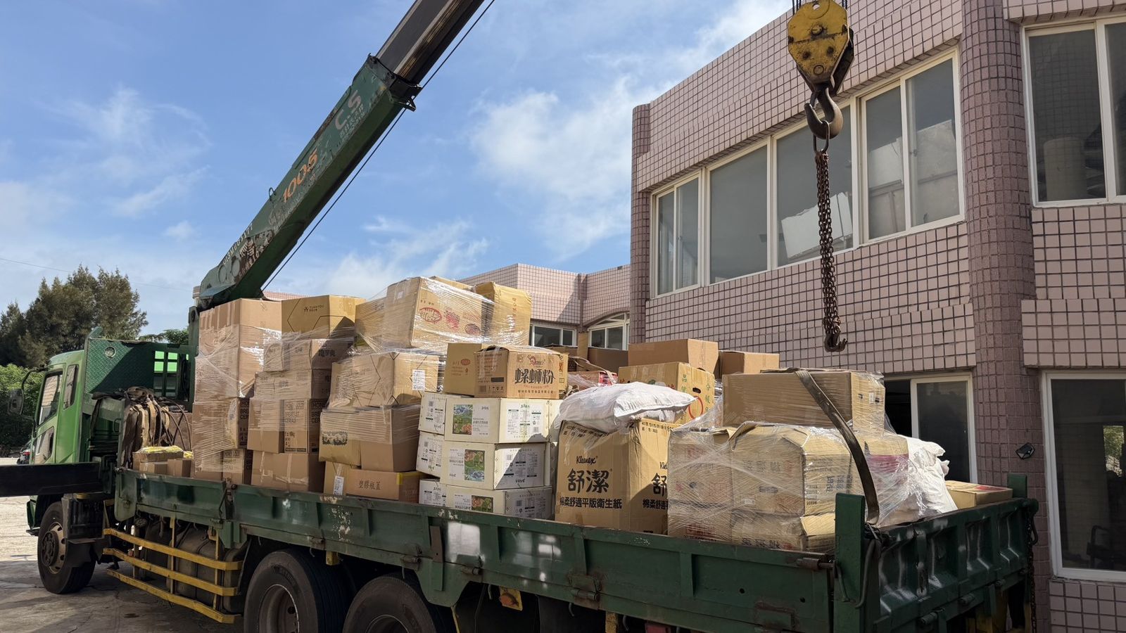 金門老屋藏大批中國貨 逾3噸農產食品、私菸酒遭查扣