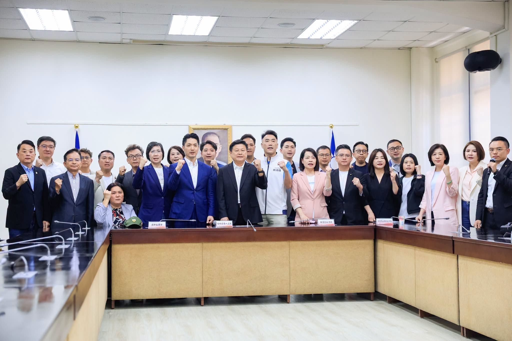蔣萬安號召上凱道反毒油！　綠委揭「燕子有難公子相救」真實目的