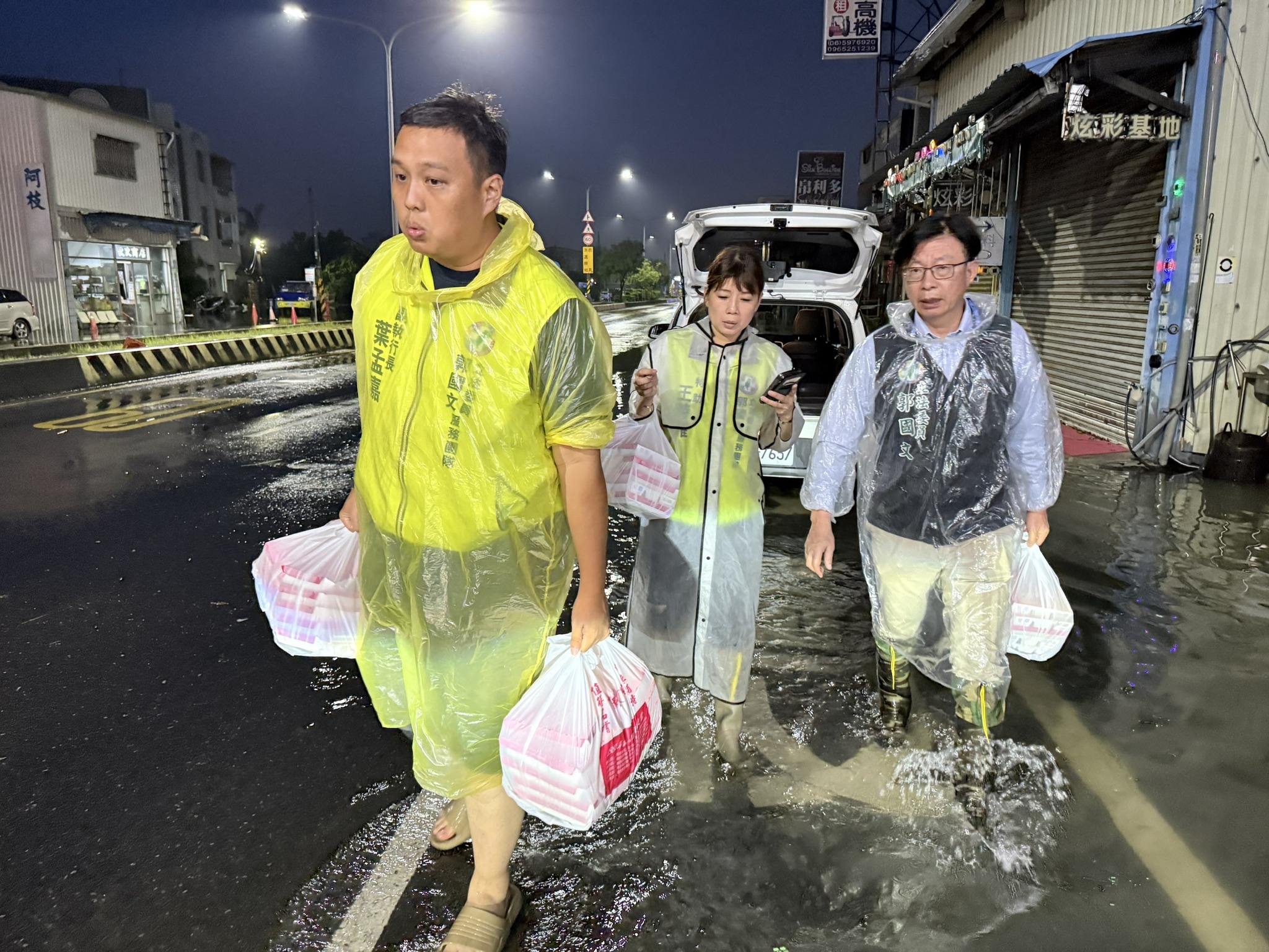 郭國文與林俊憲昨晚親自發送便當給災民，結果有網友看見照片中的「小南便當」，紛紛歪樓跑來留言。（翻攝自郭國文臉書）