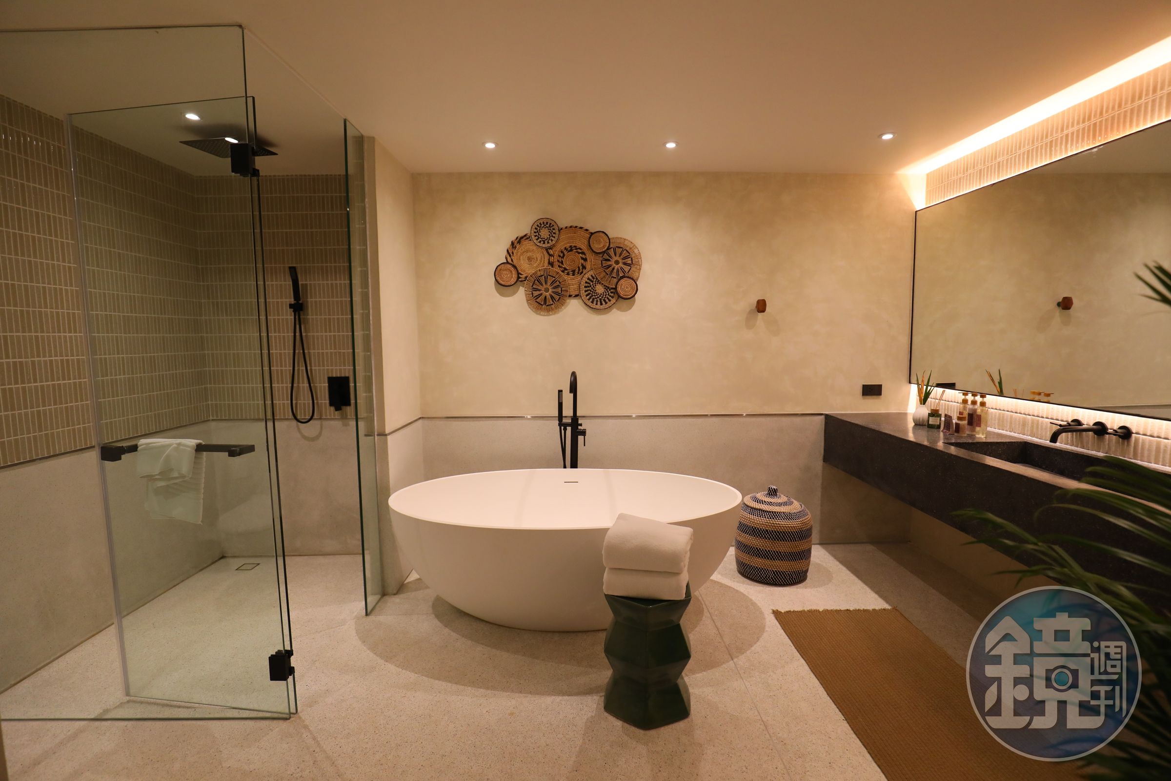 Lux Jacuzzi Suite的浴室超級寬敞，不同房型皆備有室內浴缸。