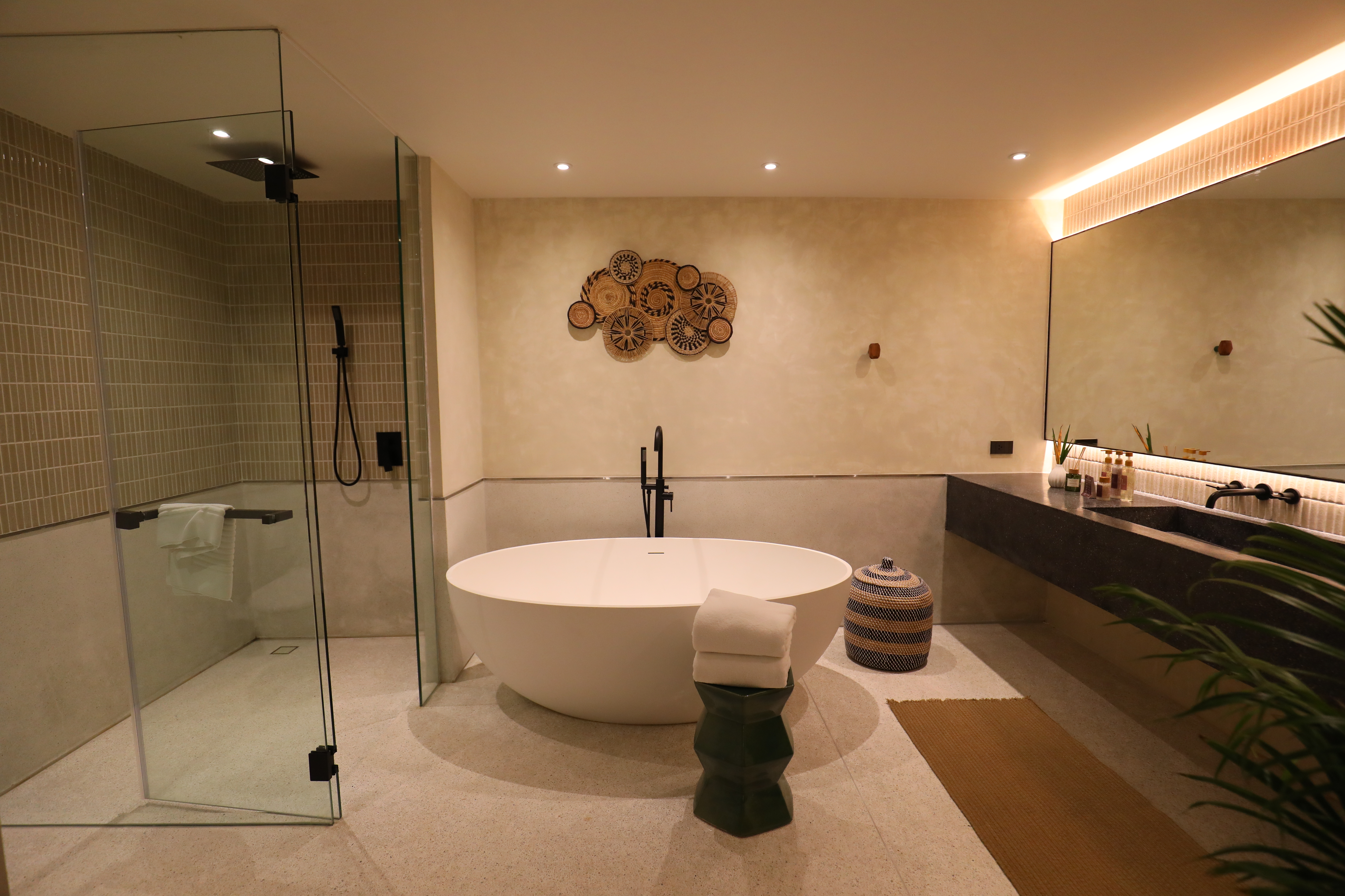 Lux Jacuzzi Suite的浴室超級寬敞，不同房型皆備有室內浴缸。