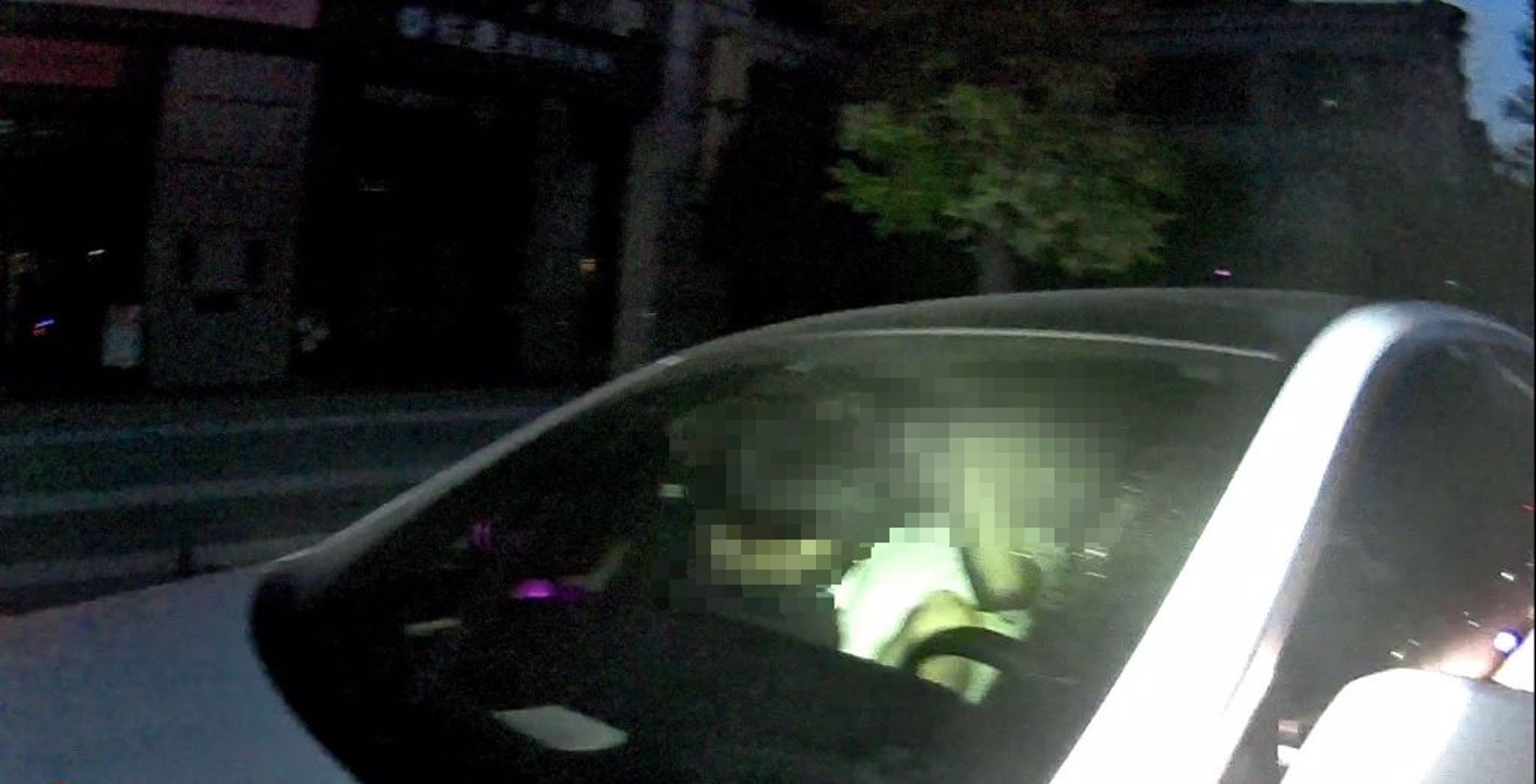 警方攔查白色賓士,卻傻眼驚見「男男交疊」的畫面。(翻攝畫面)