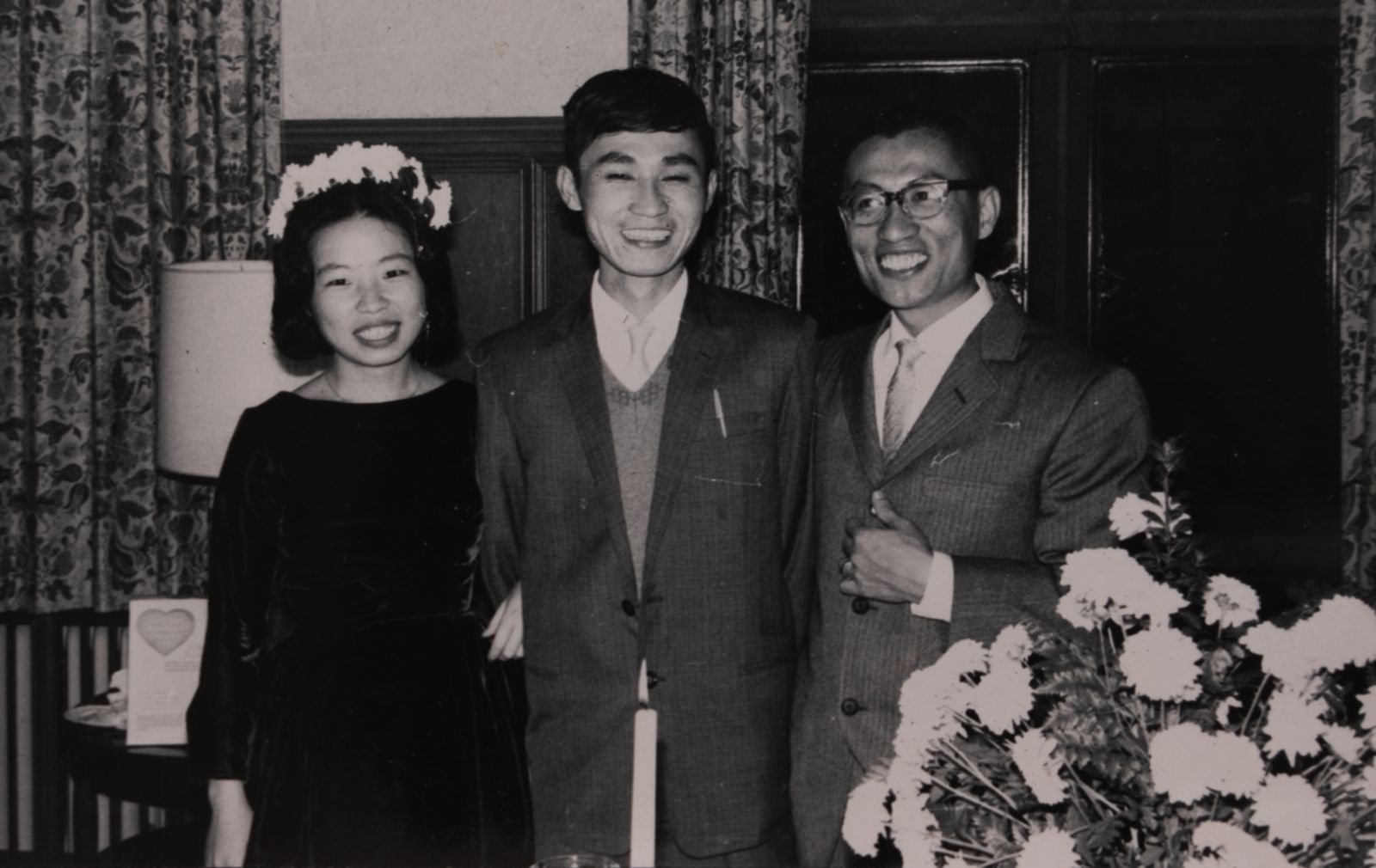 刺蔣案關鍵三人，左起黃晴美、兄黃文雄、前夫鄭自才，1964年攝於匹茲堡。  （公視紀錄觀點《春雨424》提供）