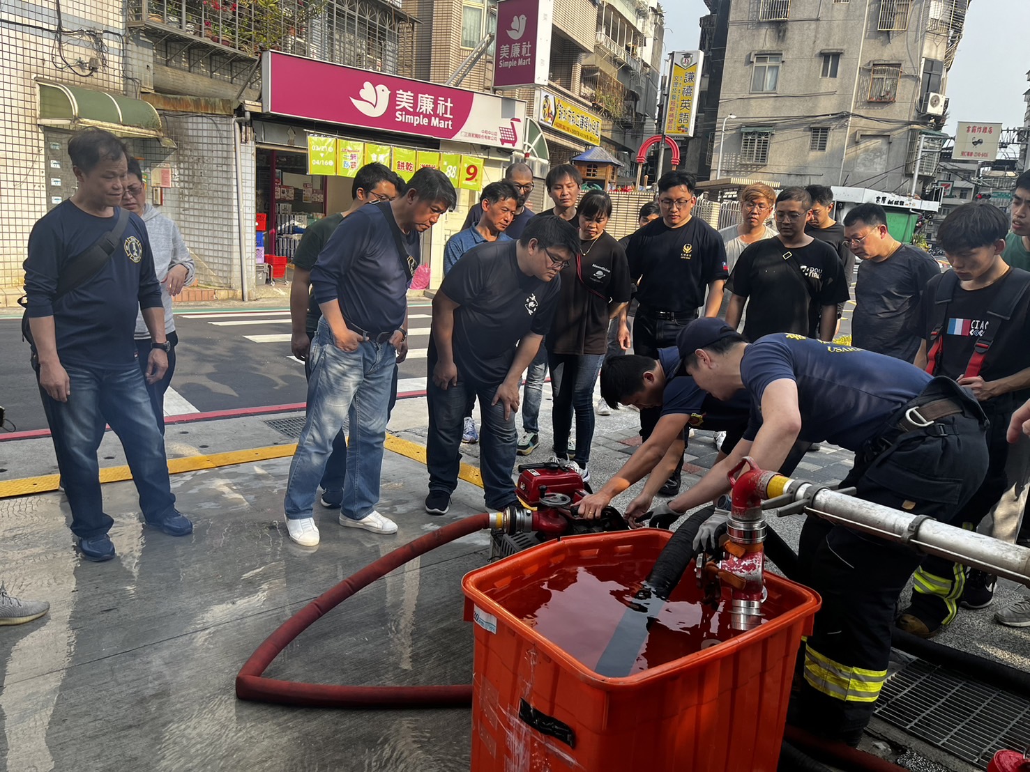 新進義消人員熟悉各項操作要領。(新北市消防局提供)