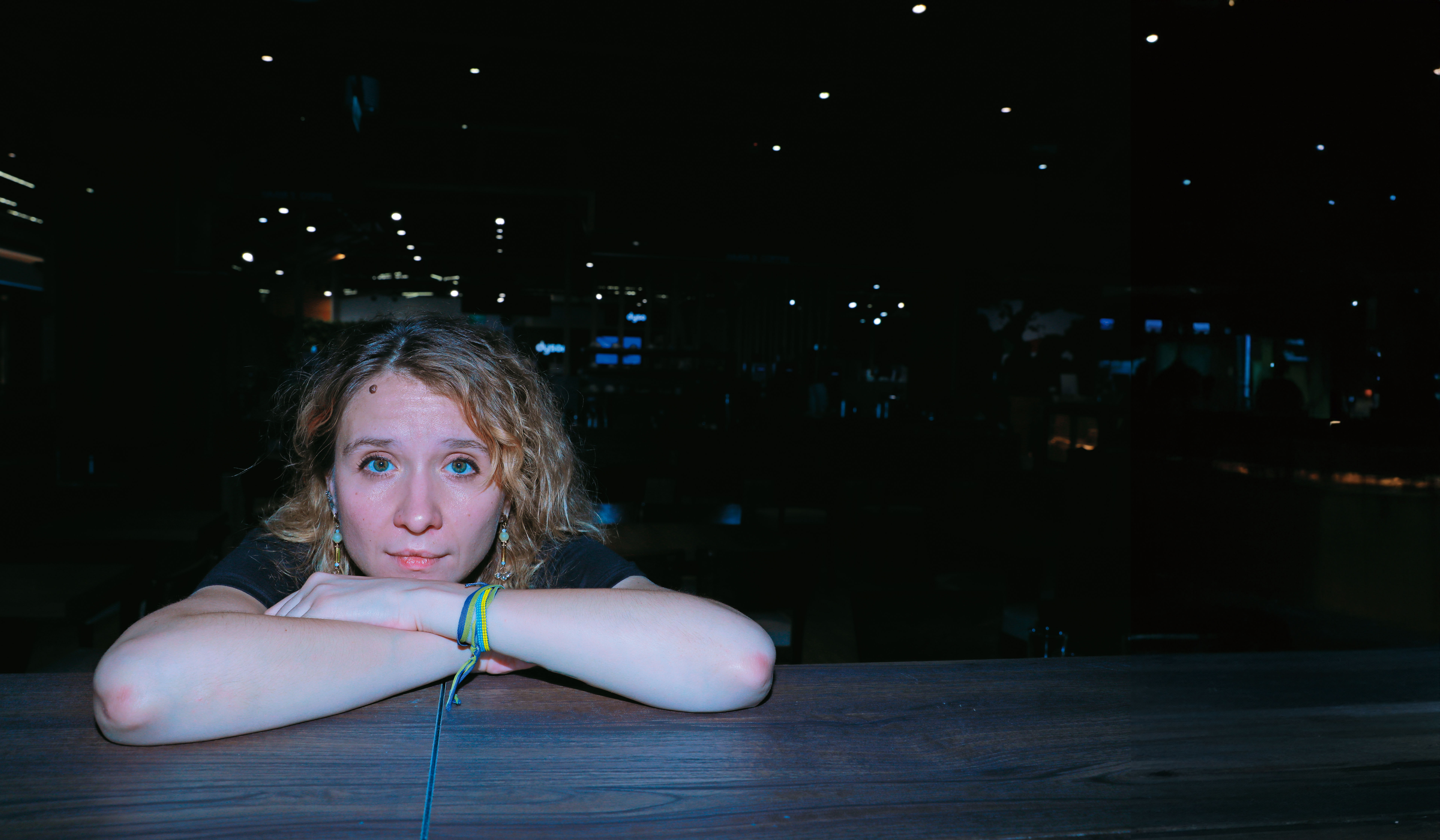 艾莉莎來自擾攘不斷的烏克蘭東部，親俄與反俄勢力常在此爆發武裝衝突。她的紀錄片不只記錄衝突，也特寫衝突裡的人性與希望。