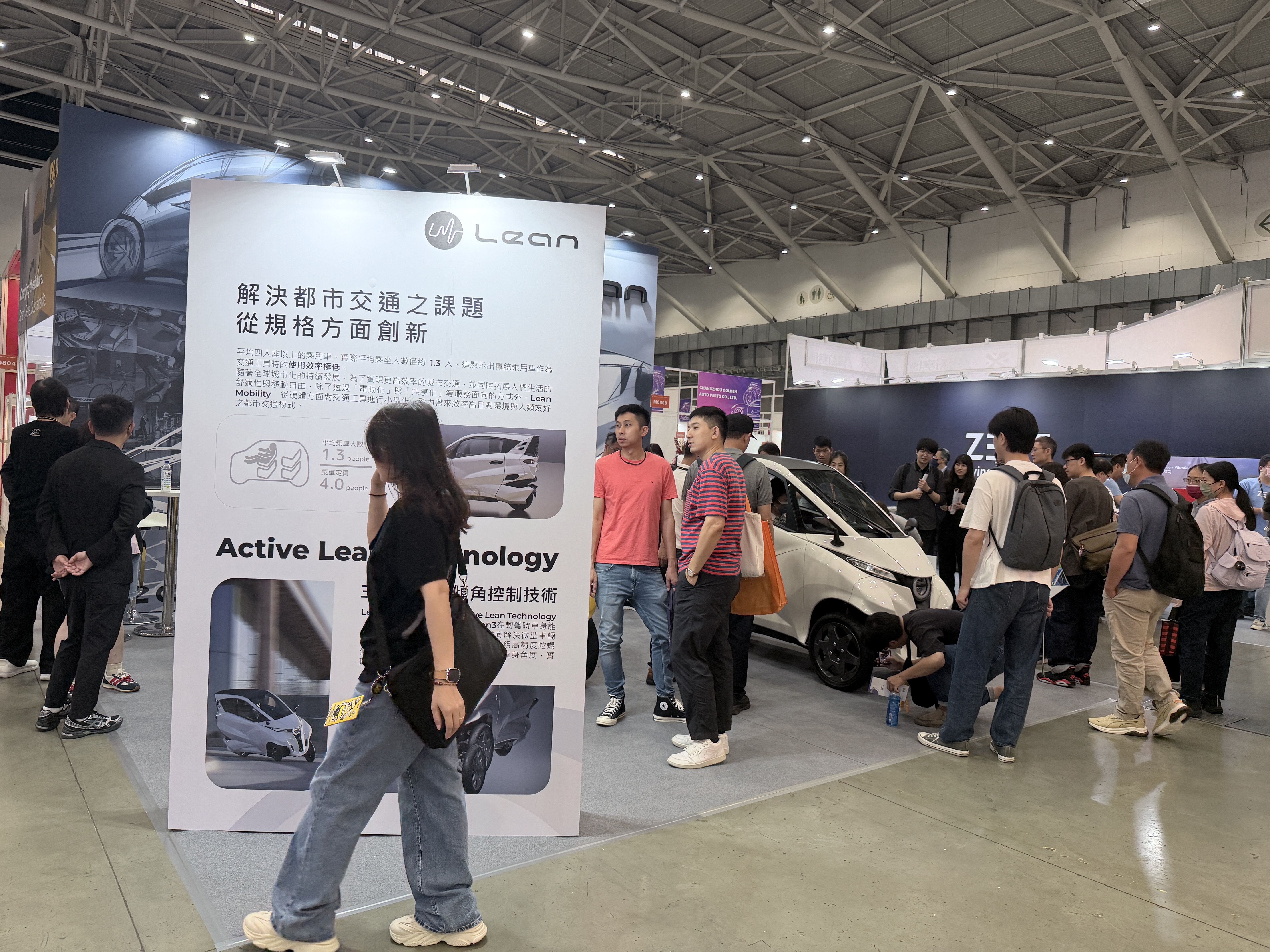 堪稱今年台北國際車用電子展最強吸客亮點就是由Lean Mobility打造的駕艙機車Lean3．