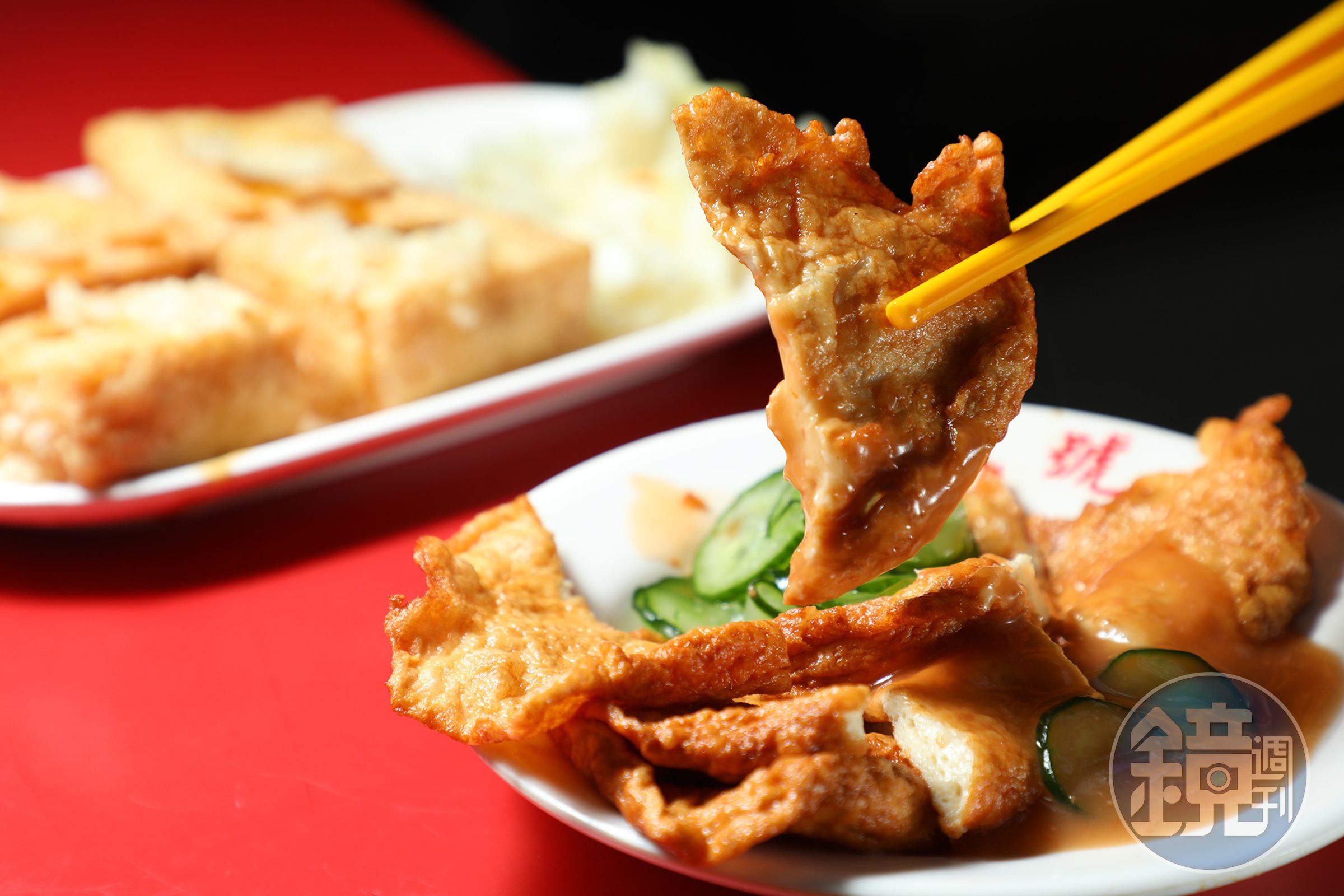「天婦羅」使用小沙魚肉拌入味噌與蛋汁，經手工油炸至皮薄酥脆，淋上特製酸甜醬與清爽小黃瓜，是忠誠號的招牌小吃之一。（60元／份）