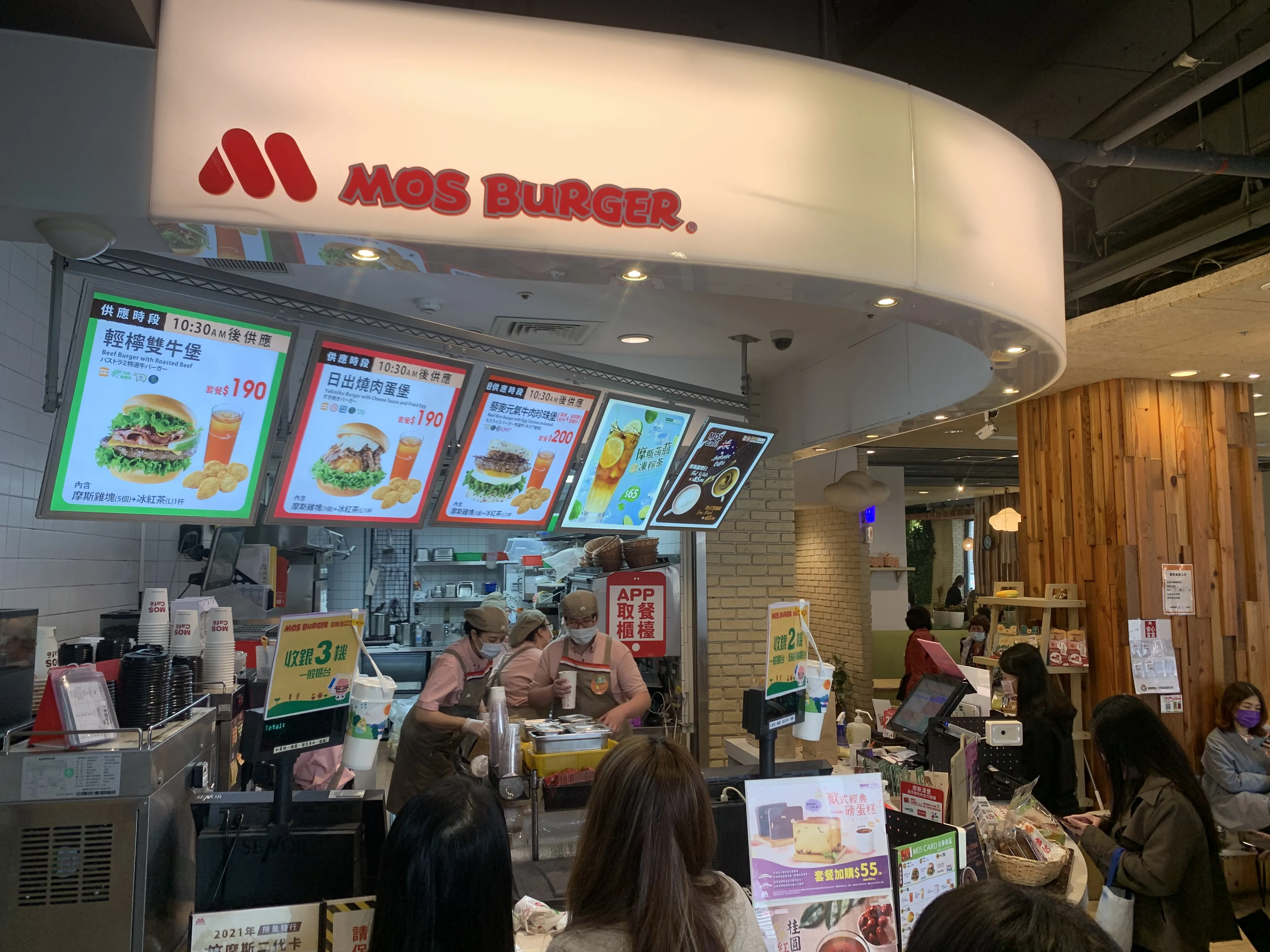 噁爆！她吃摩斯漢堡驚見「蝸牛蠕動」　店家補償超沒誠意