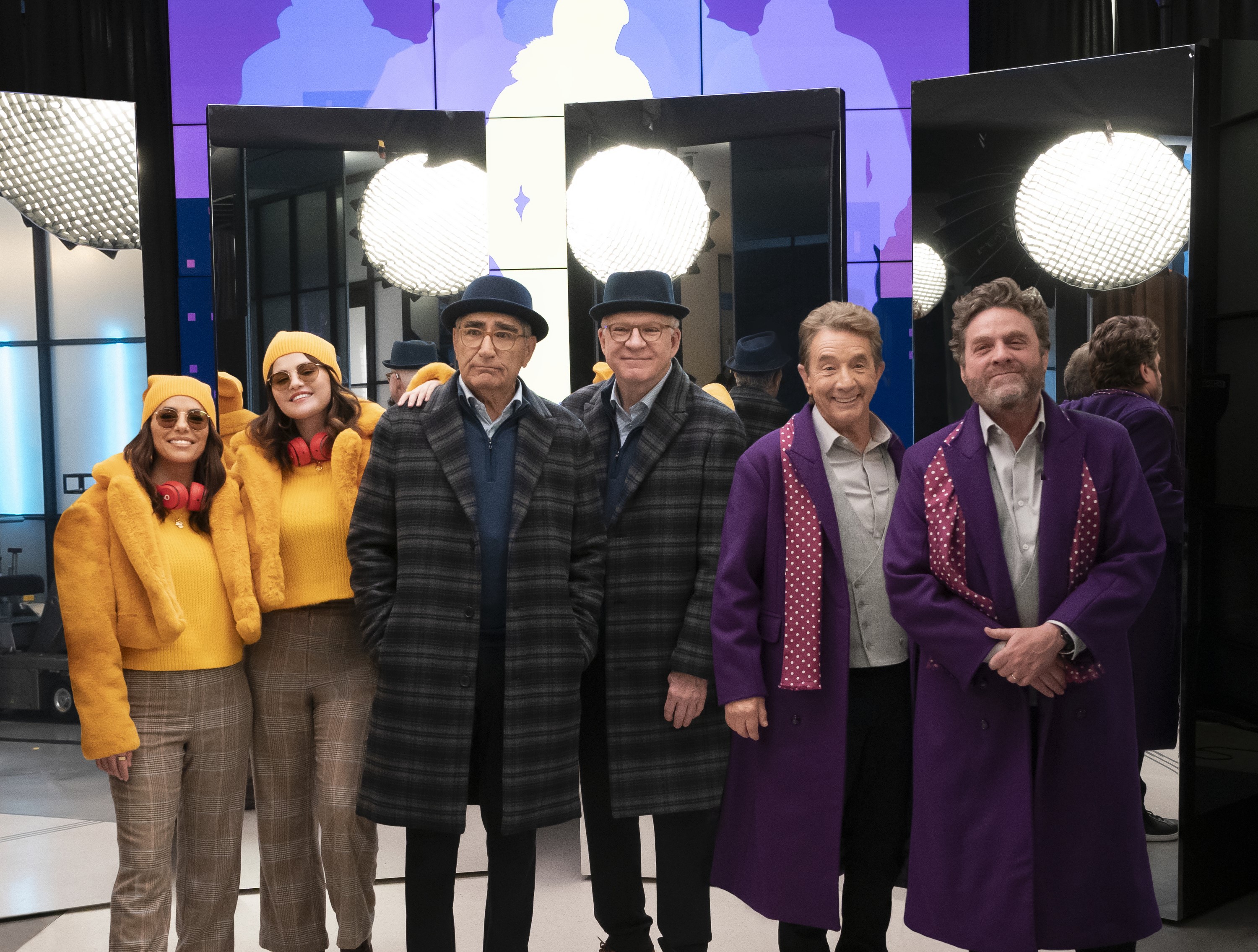 你的眼睛沒有壞掉，《破案三人行》第4季刻意諷刺好萊塢總愛把標榜真人真事的題材魔改，於是讓分身與本尊上演大對抗，伊娃朗格莉（左起）、席琳娜戈梅茲、尤金列維、史提夫馬丁、馬丁肖特、查克葛里芬納奇。（Disney+提供）