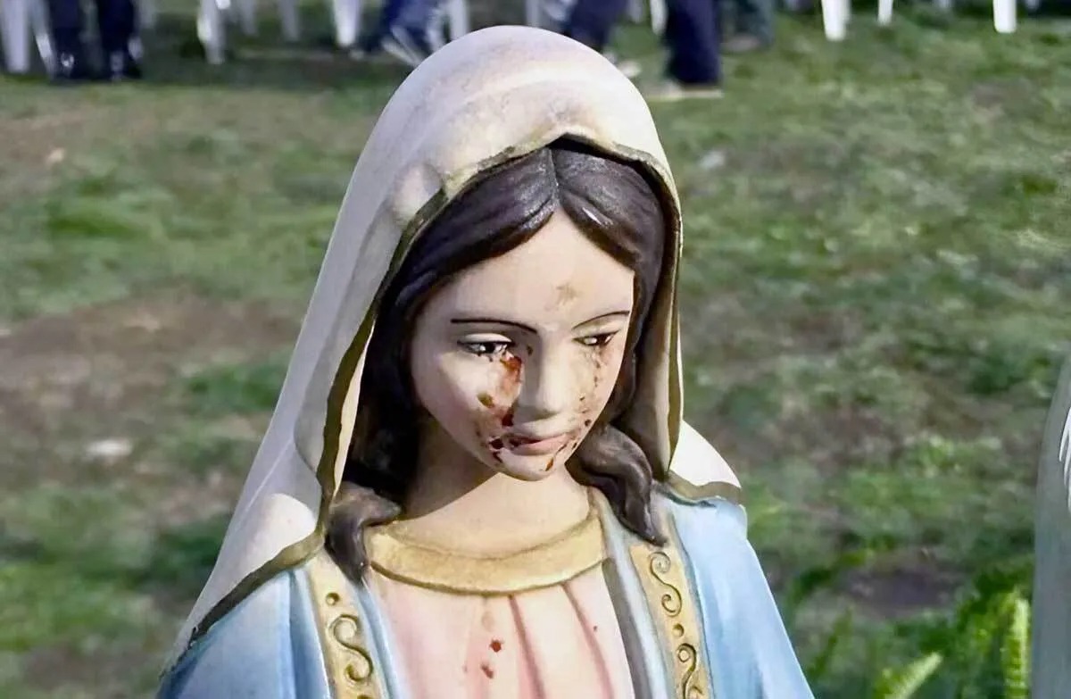 義大利聖母像「流血淚」事件，引起當地社會關注。（翻攝OBOZ.UA）