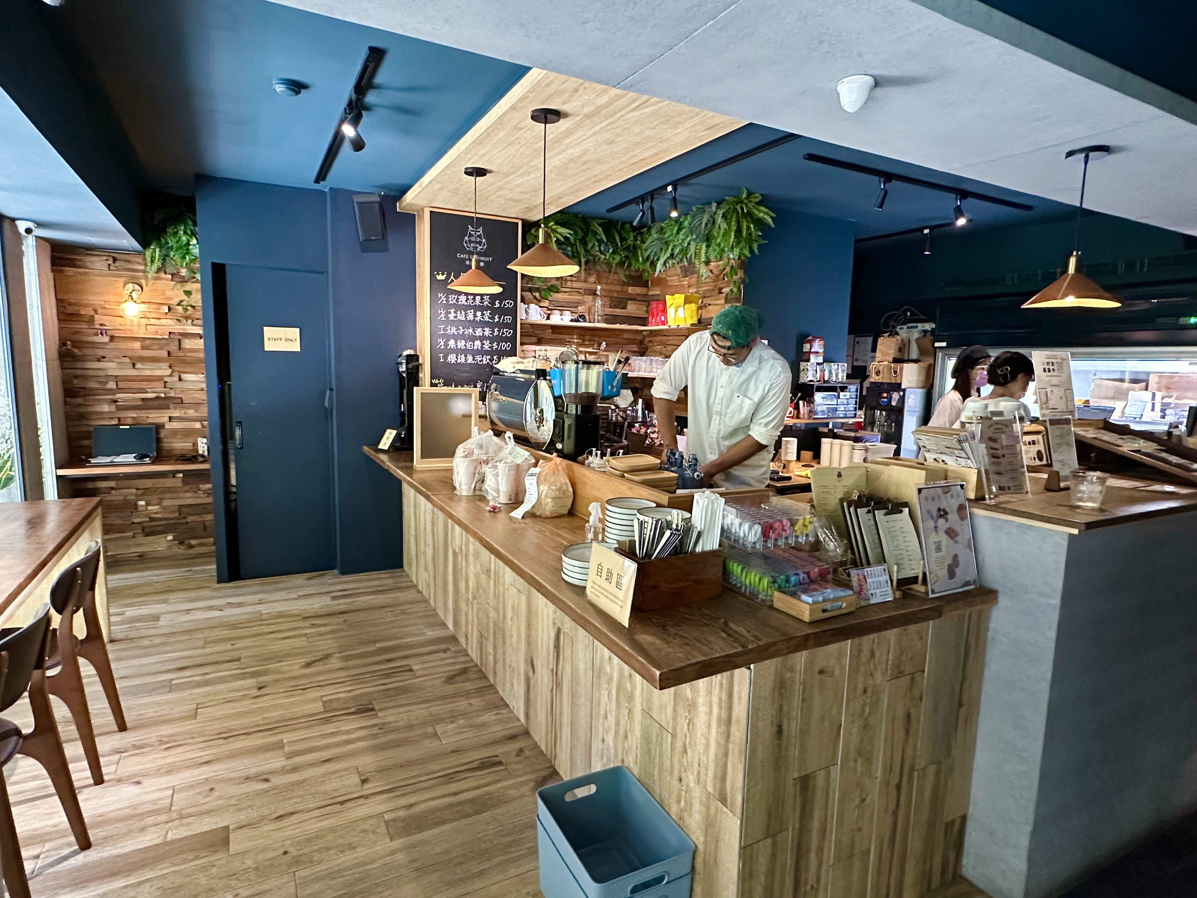 2019年開設的實體旗艦店，把甜點結合咖啡與茶品。