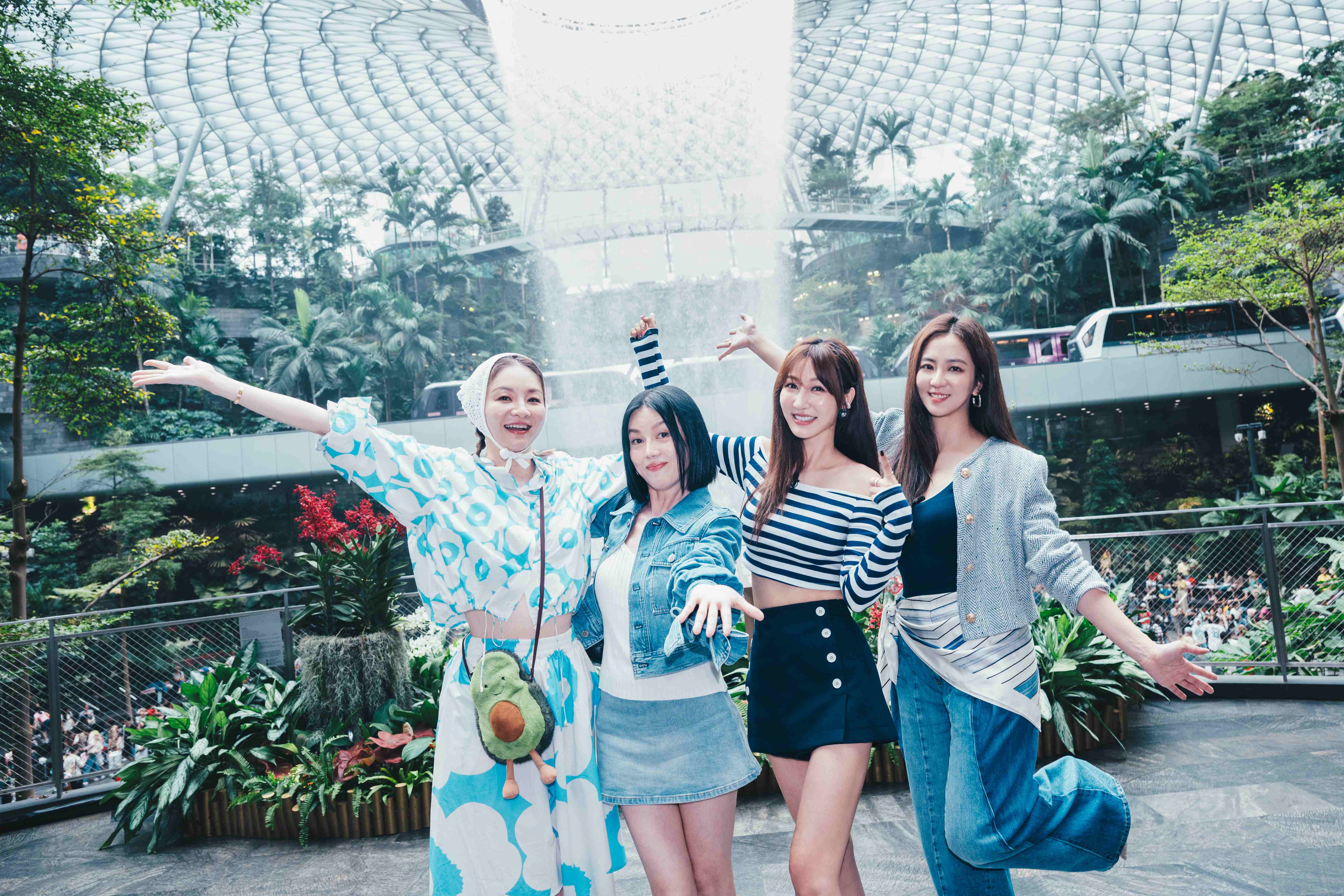 花花（左起）、苗可麗、曾莞婷、周曉涵合體出外景。（東森提供）