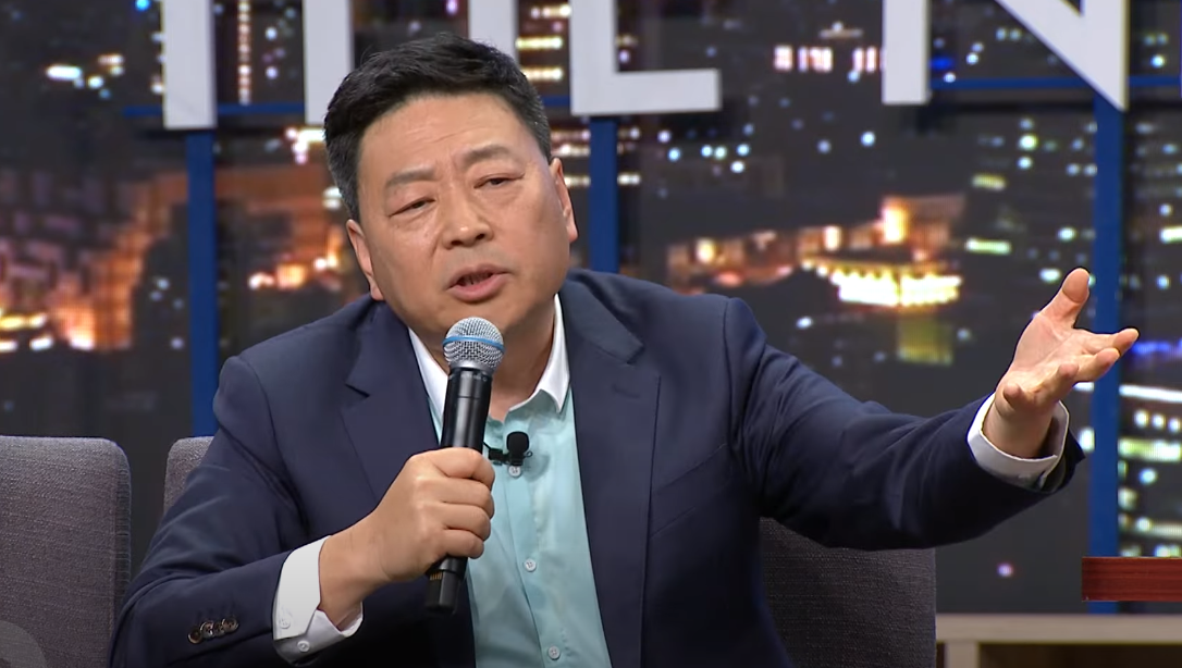 前央視記者王志安受邀上《賀瓏夜夜秀》。（翻攝自YouTube STR Network）