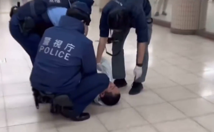 戶田佳孝涉嫌在東京地鐵持菜刀進行無差別攻擊，砍傷一名男大學生後遭到逮捕。（翻攝自X）