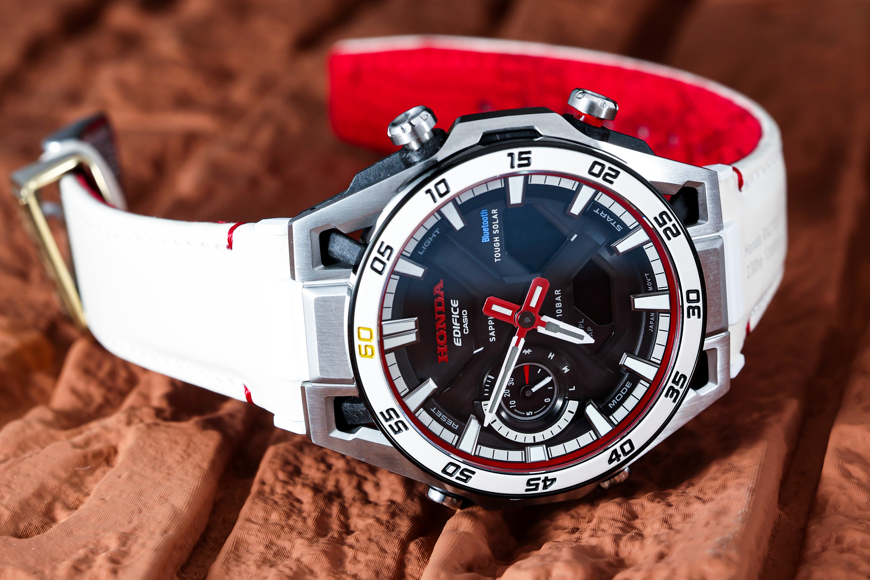 慶祝HONDA奪得F1首勝60週年，CASIO EDIFICE以傳奇賽車RA272為靈感打造出這款ECB-2300HR-1A。