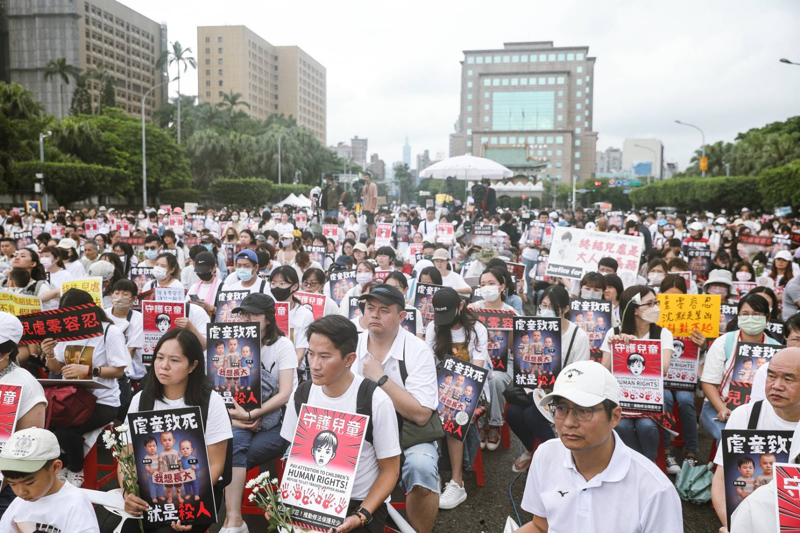 民團10日發起聲援剴剴案，上萬人走上凱道高喊兒虐零容忍。（鏡報新聞網提供）