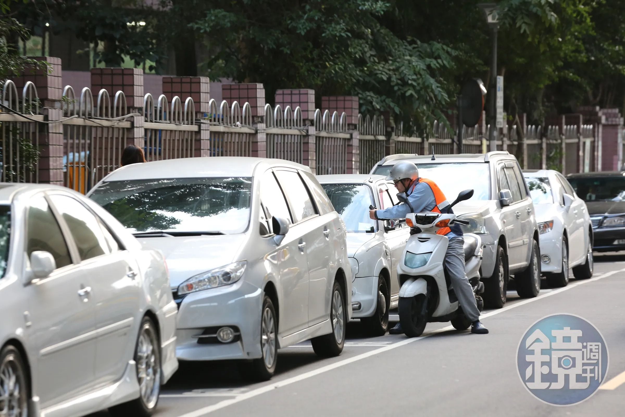 台灣都會區路邊停車格不易找尋,駕駛人找車位容易造成車流回堵。(示意圖,本刊資料照)