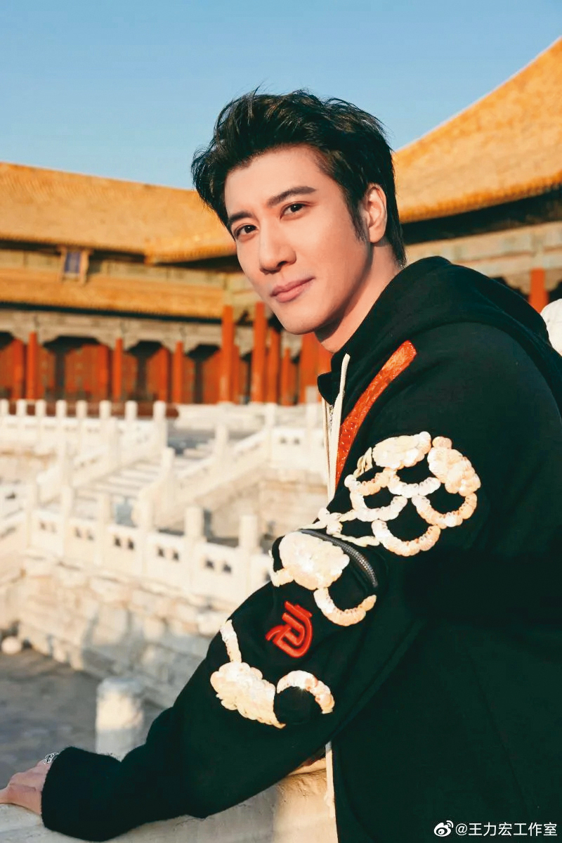 王力宏一家人都是學霸，他更因為對樂壇的貢獻獲得榮譽博士。（翻攝自王力宏微博）