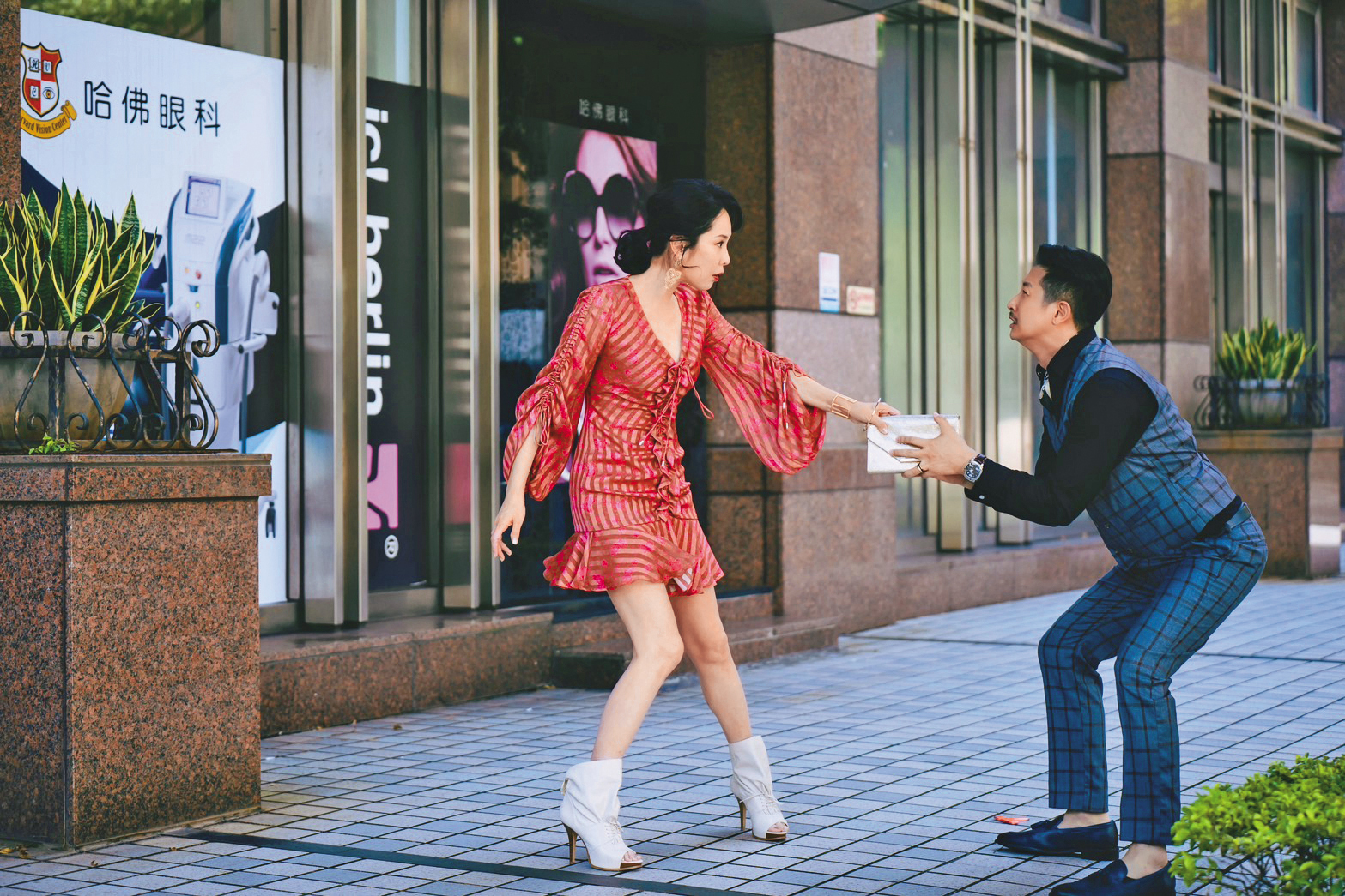 《我的婆婆怎麼那麼可愛2》，天心（左）客串演出，與邱凱偉 （右）上演大女人與小男人的戲碼。（公共電視提供）