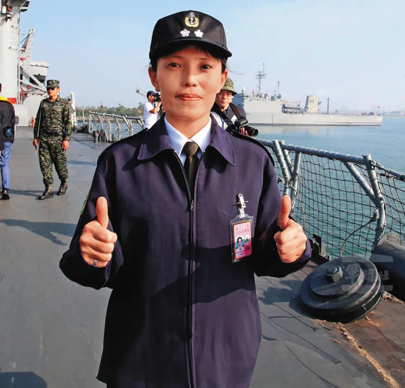 遭國安局少將謝靜華強吻的馬尾妹尤鐿濂（圖）是高階軍官，還是海軍第一位女艦長。（翻攝國防部發言人臉書）