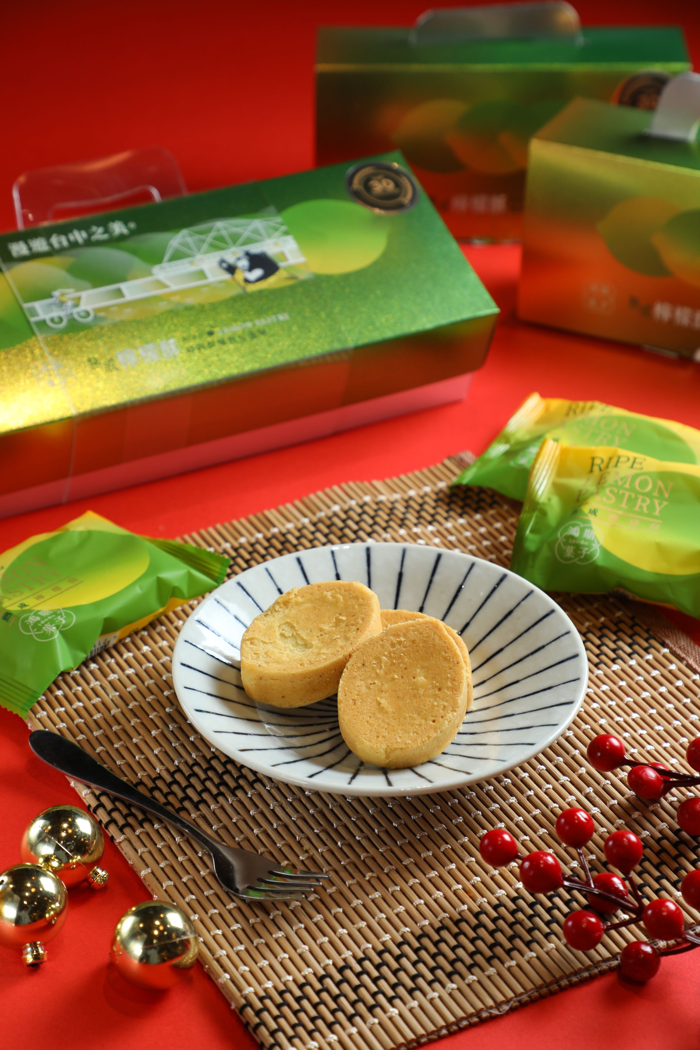 「鴻鼎菓子」的「熟成檸檬酥」金黃酥香的外皮包裹著減糖祕製的熟成檸檬醬,酸甜爽口。(478元/盒)
