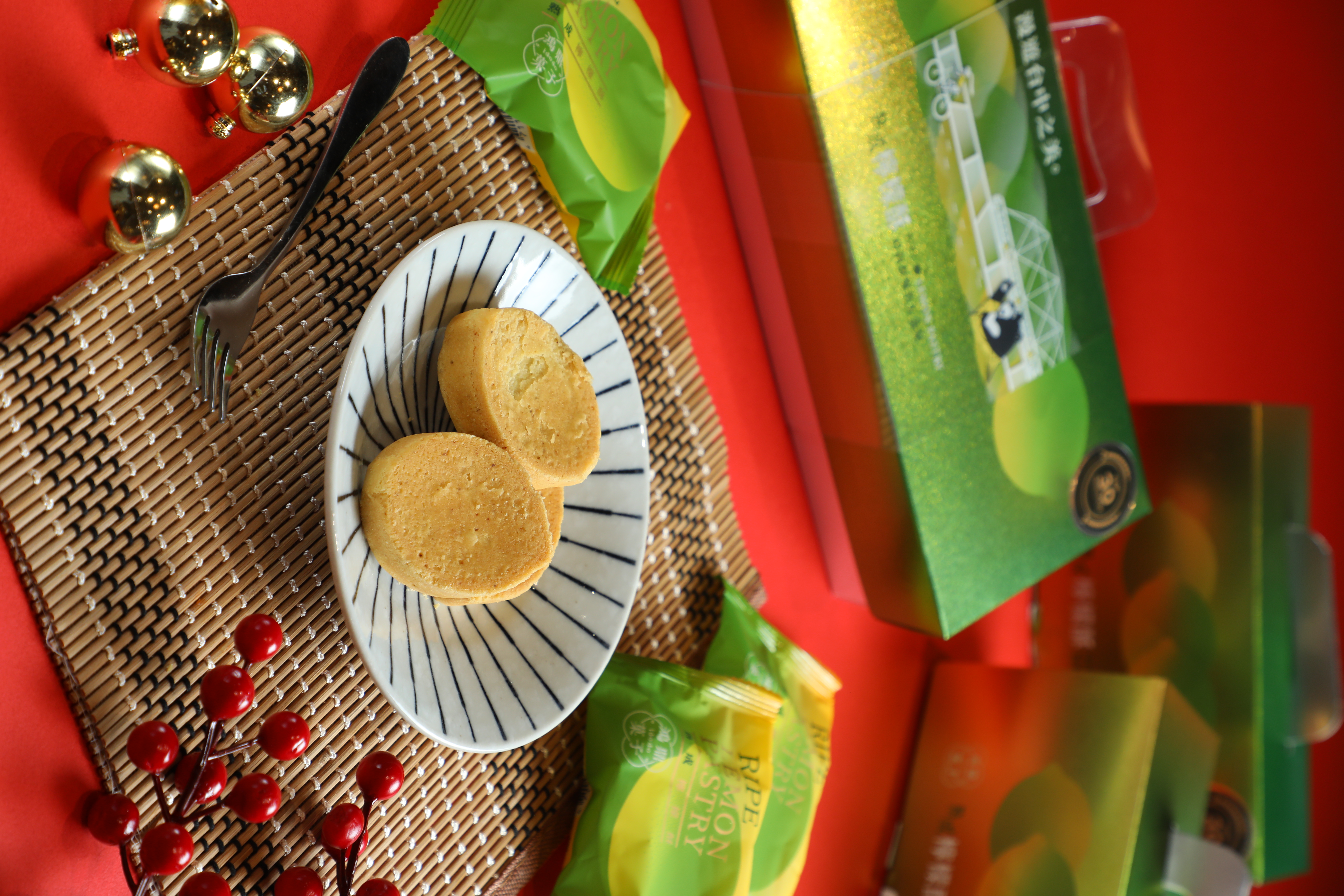 「鴻鼎菓子」的「熟成檸檬酥」金黃酥香的外皮包裹著減糖祕製的熟成檸檬醬，酸甜爽口。（478元／盒）