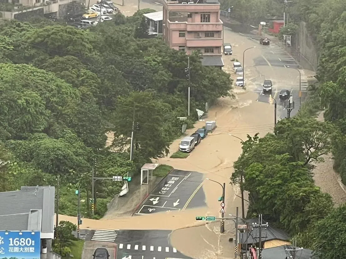 基隆信義區淹水災情嚴重，道路一片汪洋。（翻攝自臉書 @基隆人大小事）