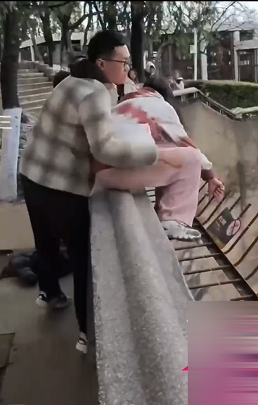 有民眾激動地想要跳下園區內救貓。（翻自微博）