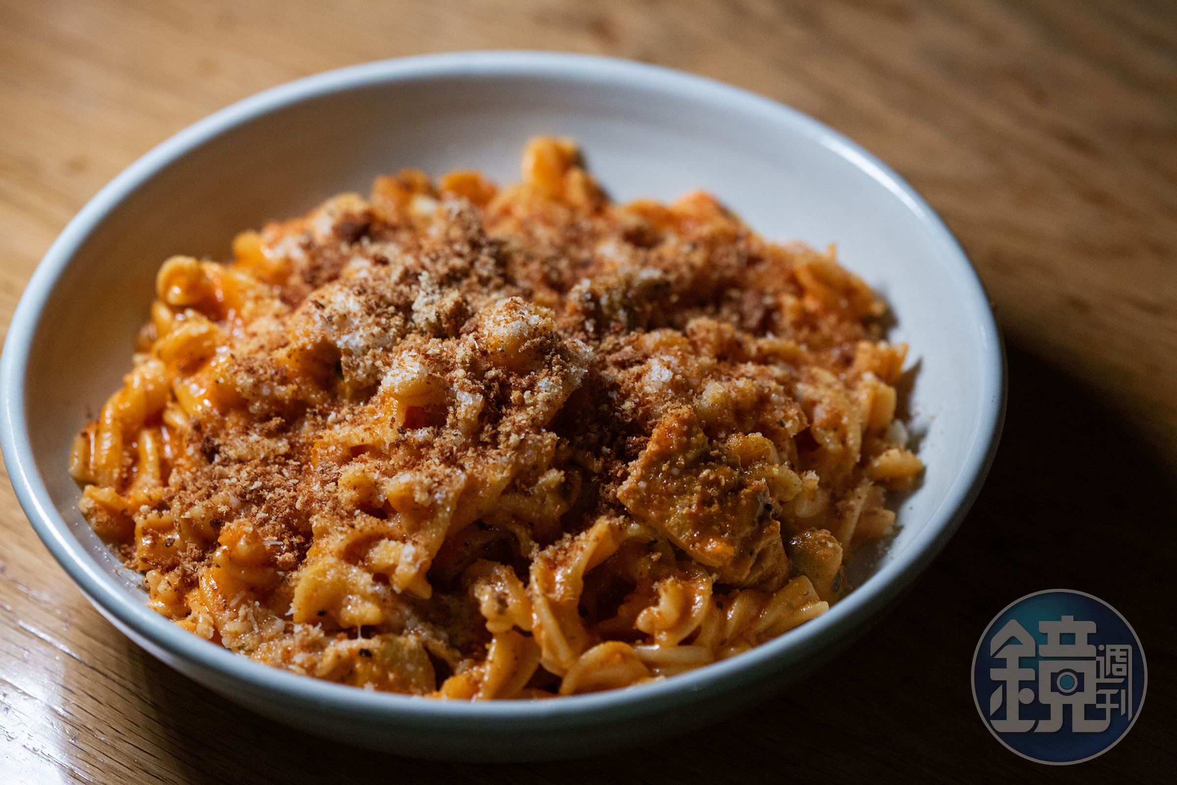 「伏特加醬螺旋麵(Fusilli alla Vodka)」以濃郁滑順的粉紅奶油番茄醬,融合微辣辛香與油封大蒜香氣,螺旋麵條充分裹附醬汁,口感彈牙、份量十足。(紐幣元25/份,約NT$472)