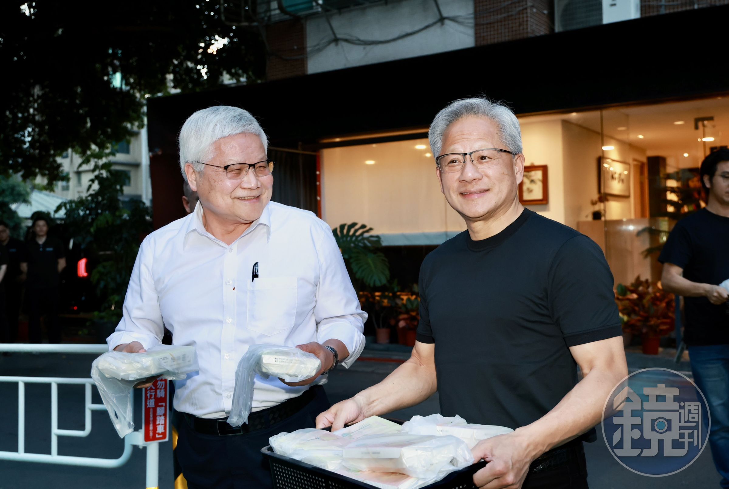 魏哲家（左）不受台積電分紅爭議影響，開心與大客戶黃仁勳（右）一起發放炒麵。